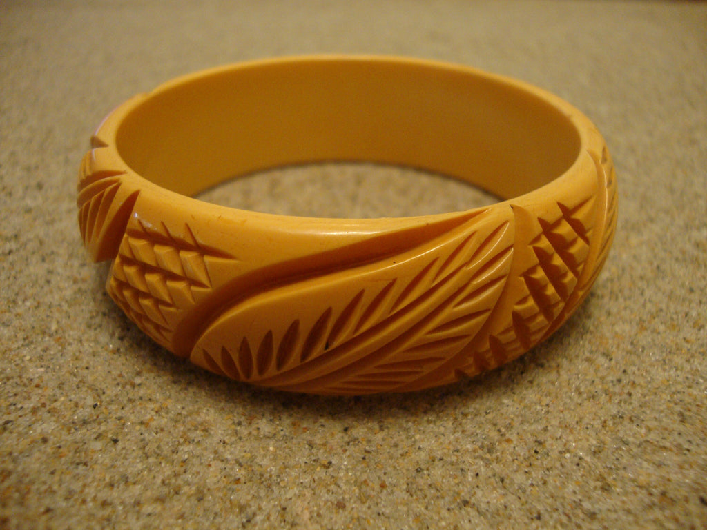 Vintage 7/8" Goldenrod Bakelite Bracelet! Diagonal Crosshatch & Leaf Carvings!