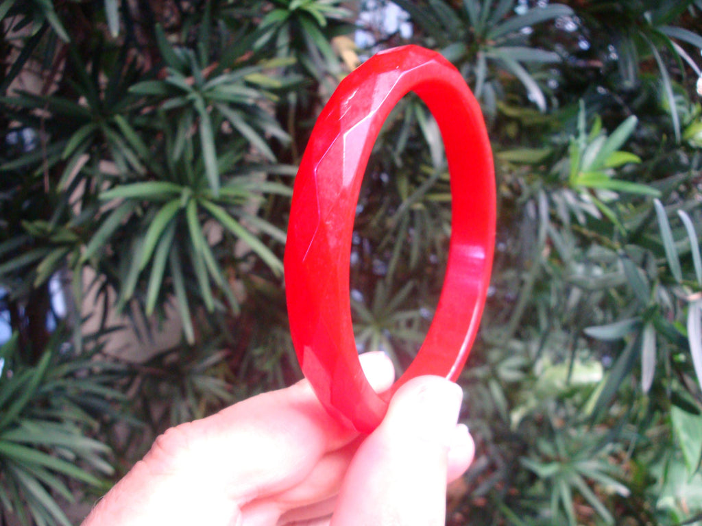 Vintage 1/2" Cherry Red Bakelite Bracelet!  Diamond & Pentagon Shaped Facets!