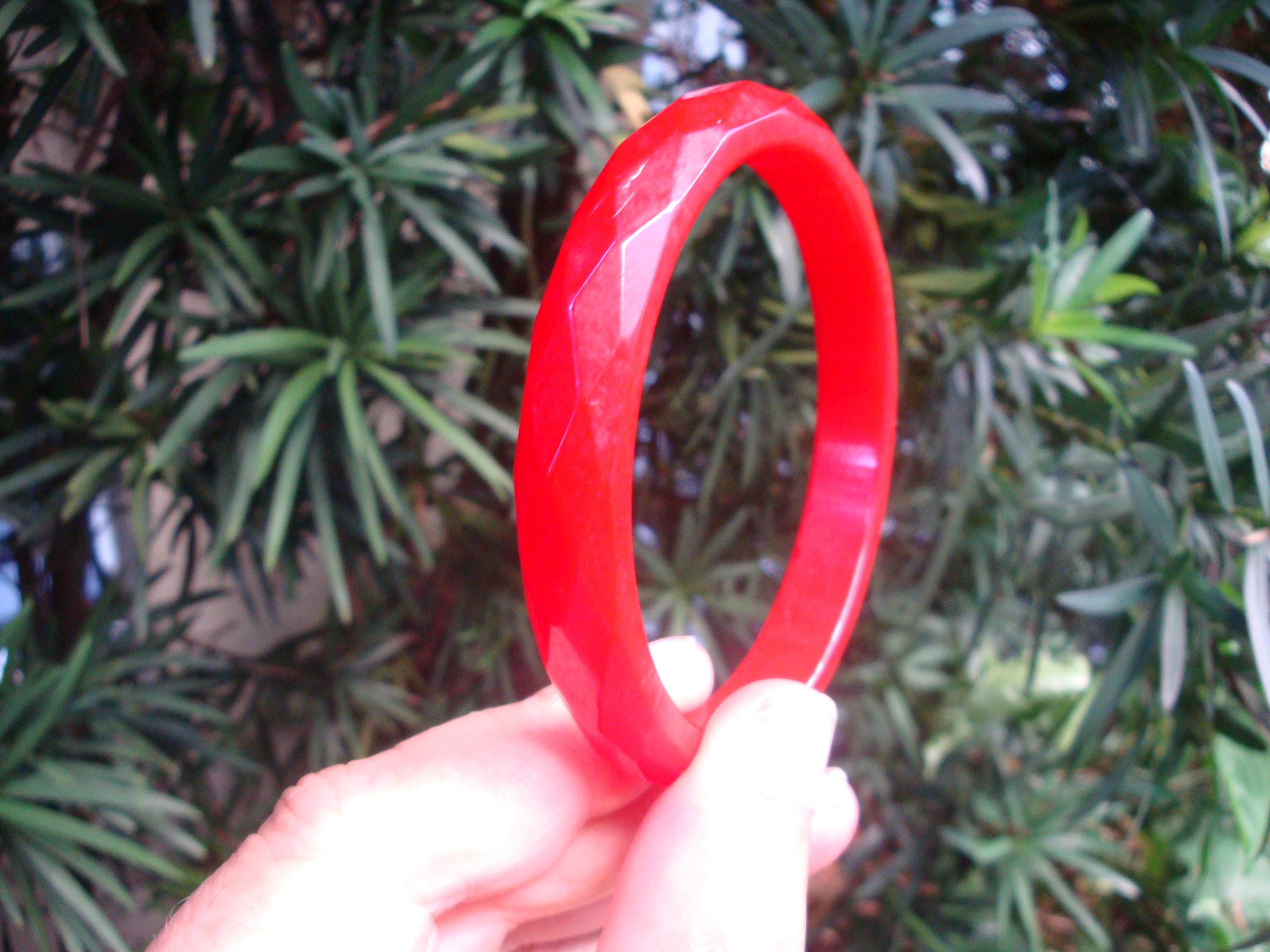 Vintage 1/2" Cherry Red Bakelite Bracelet!  Diamond & Pentagon Shaped Facets!