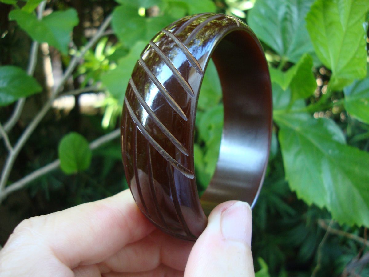 Vintage 7/8" Bakelite Bracelet! Gold to Brown w/ Abstract Geometric Carvings!