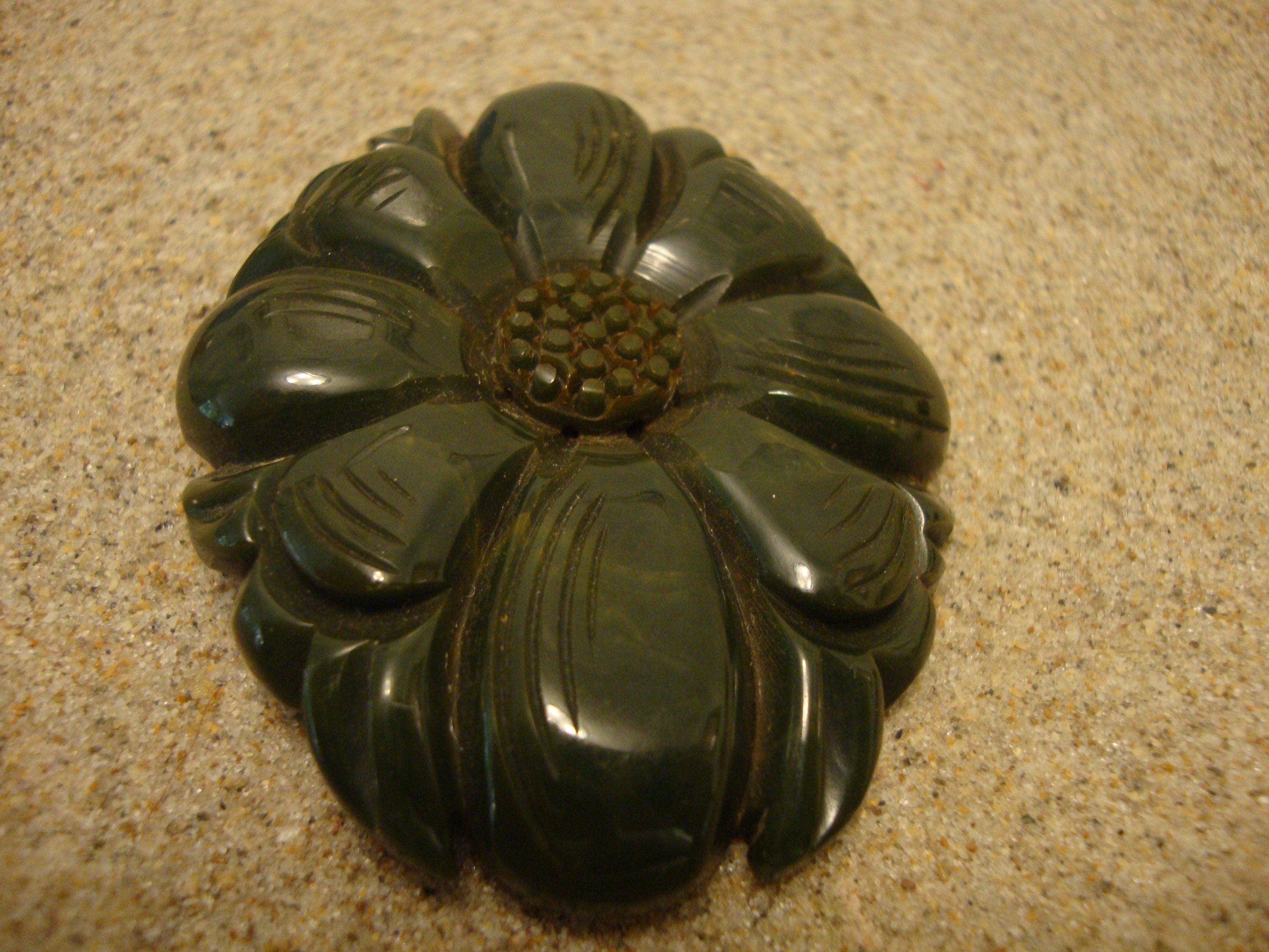 Vintage Marbled Green Bakelite Brooch: Carved Flower & Leaf Design