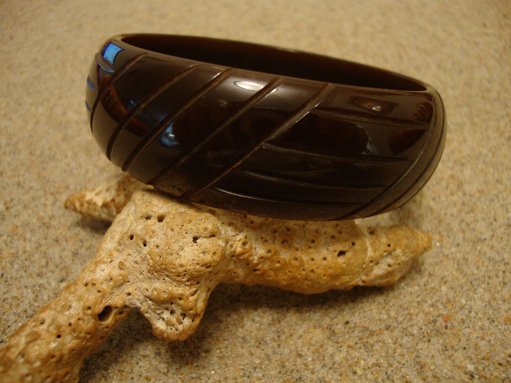Vintage 7/8" Bakelite Bracelet! Gold to Brown w/ Abstract Geometric Carvings!