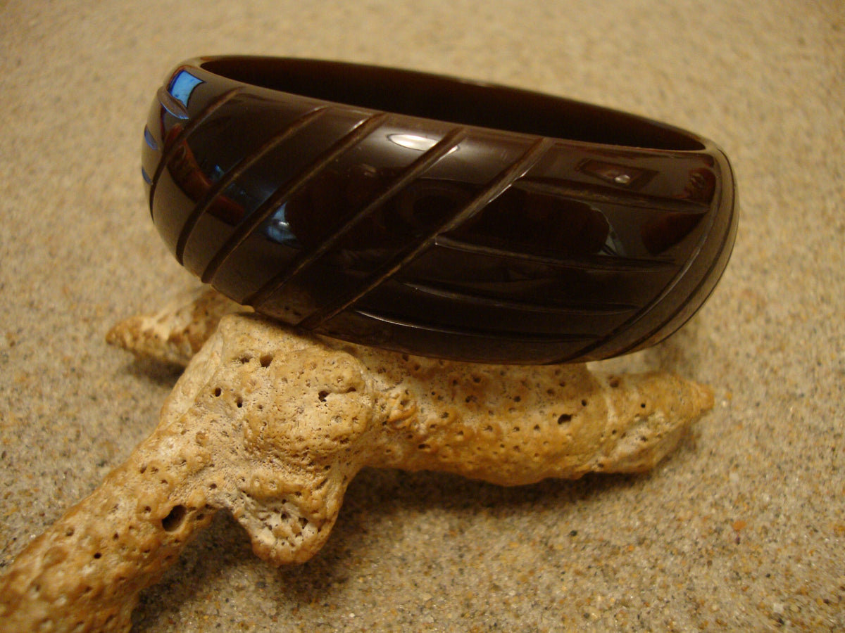 Vintage 7/8" Bakelite Bracelet! Gold to Brown w/ Abstract Geometric Carvings!