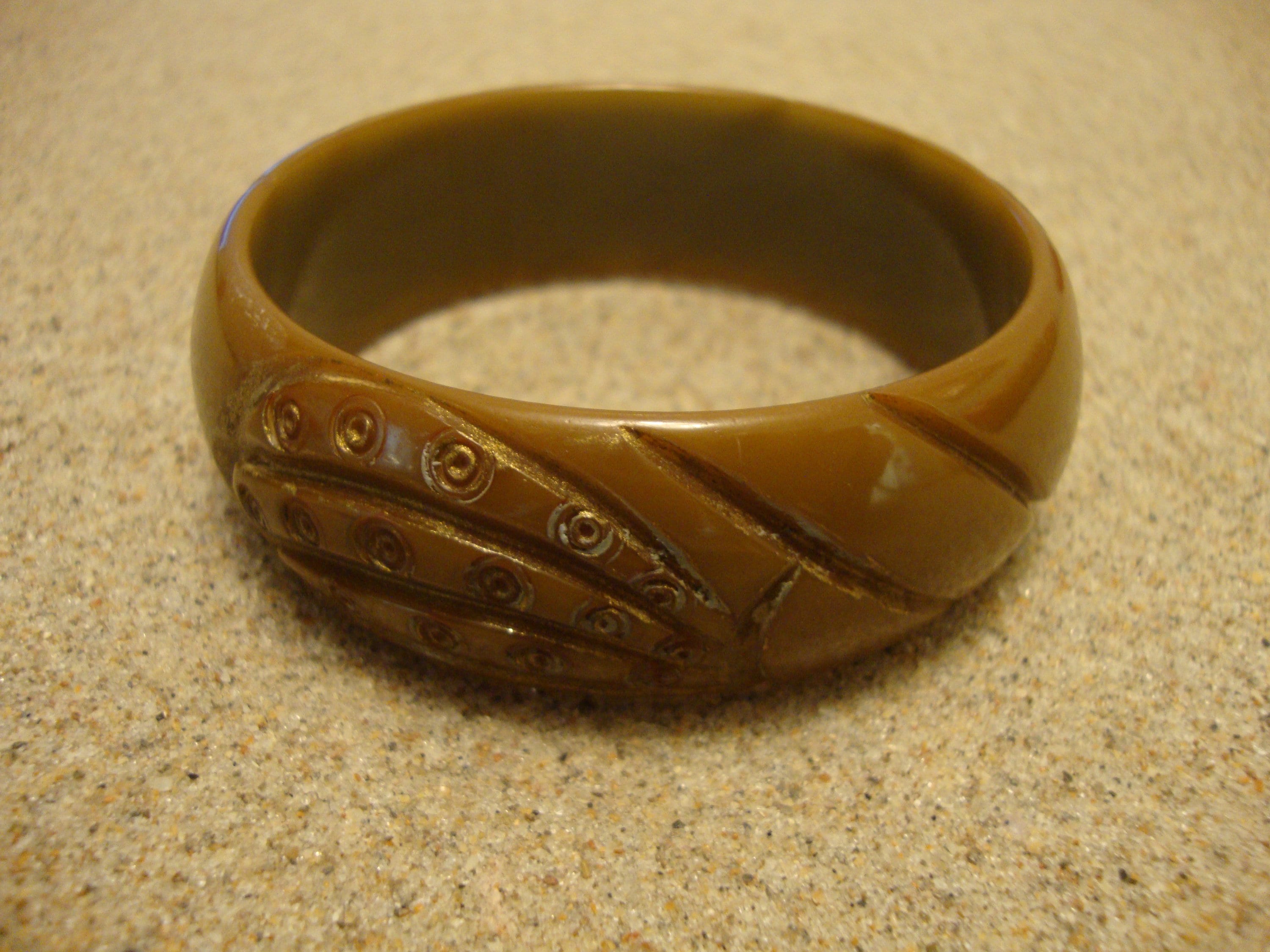 Vintage Olive Green Bakelite Bracelet: Abstract Carved Design