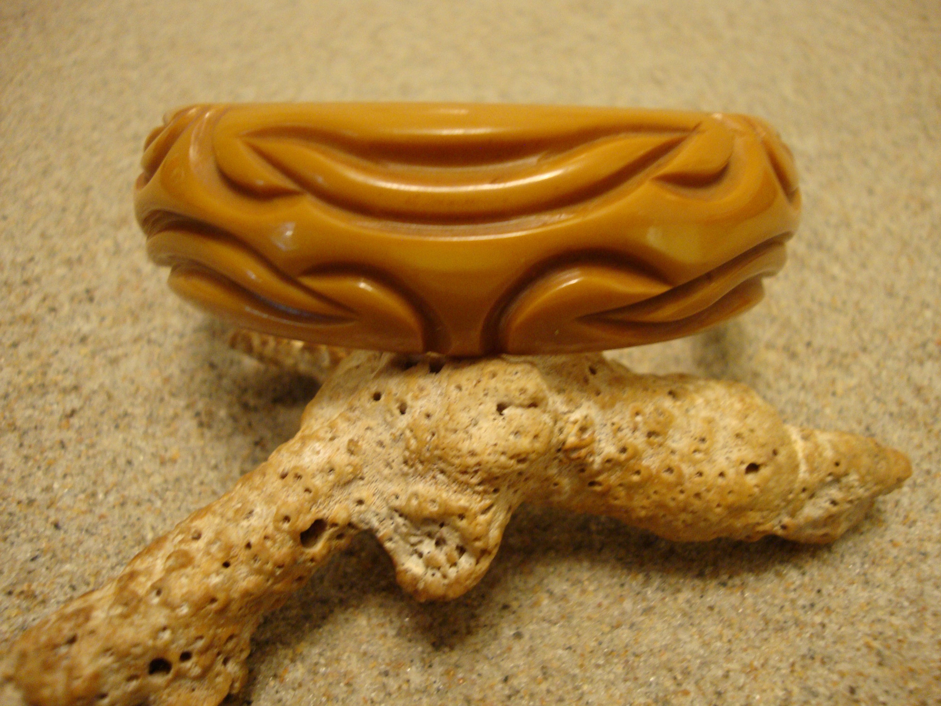 Vintage 7/8" Greenish Yellow Bakelite Bracelet! Unique Deep Abstract Carvings!