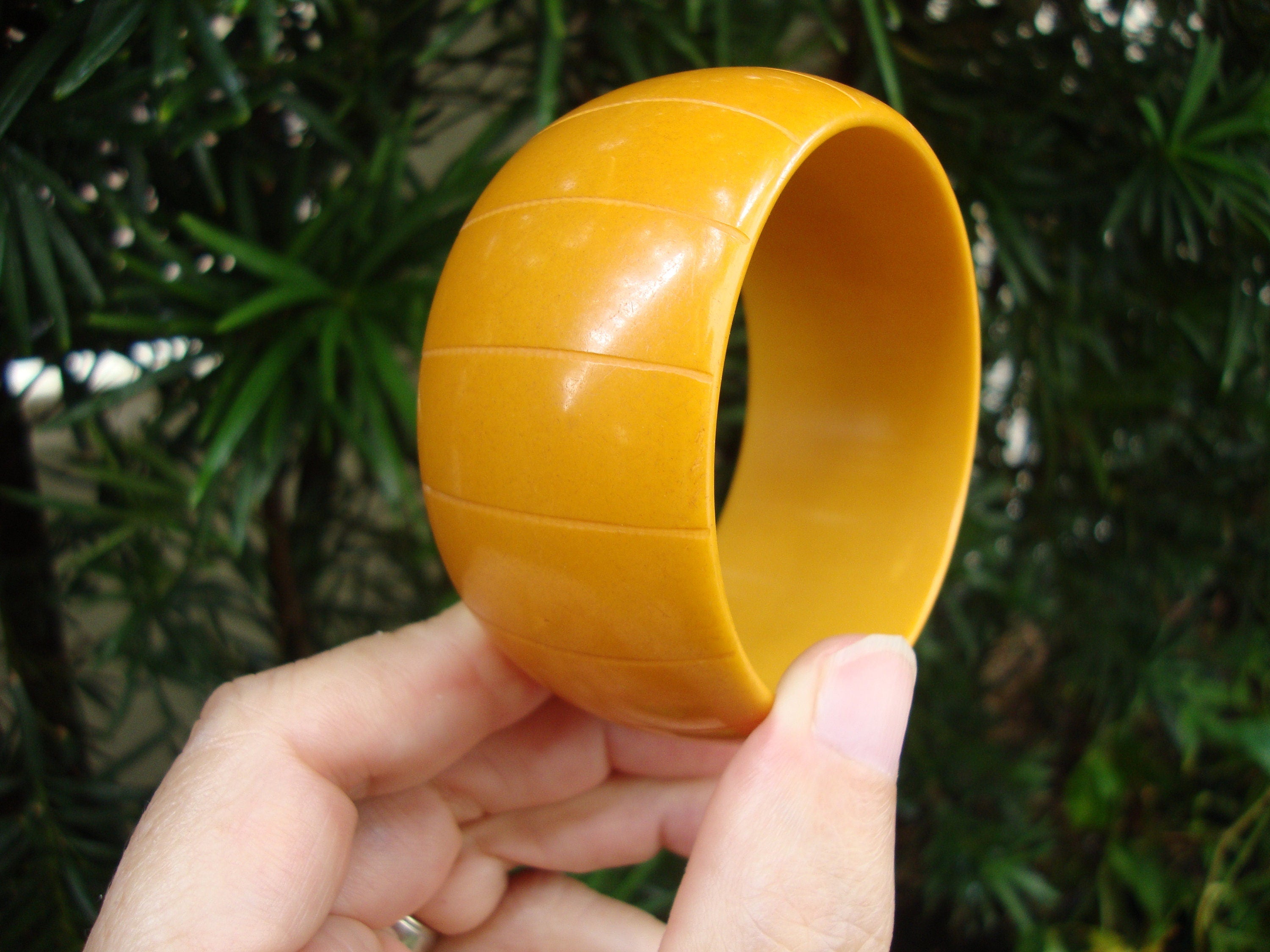 Extra Wide Vintage 1.5" Goldenrod Bakelite Bracelet! Thin Vertical Carvings!!