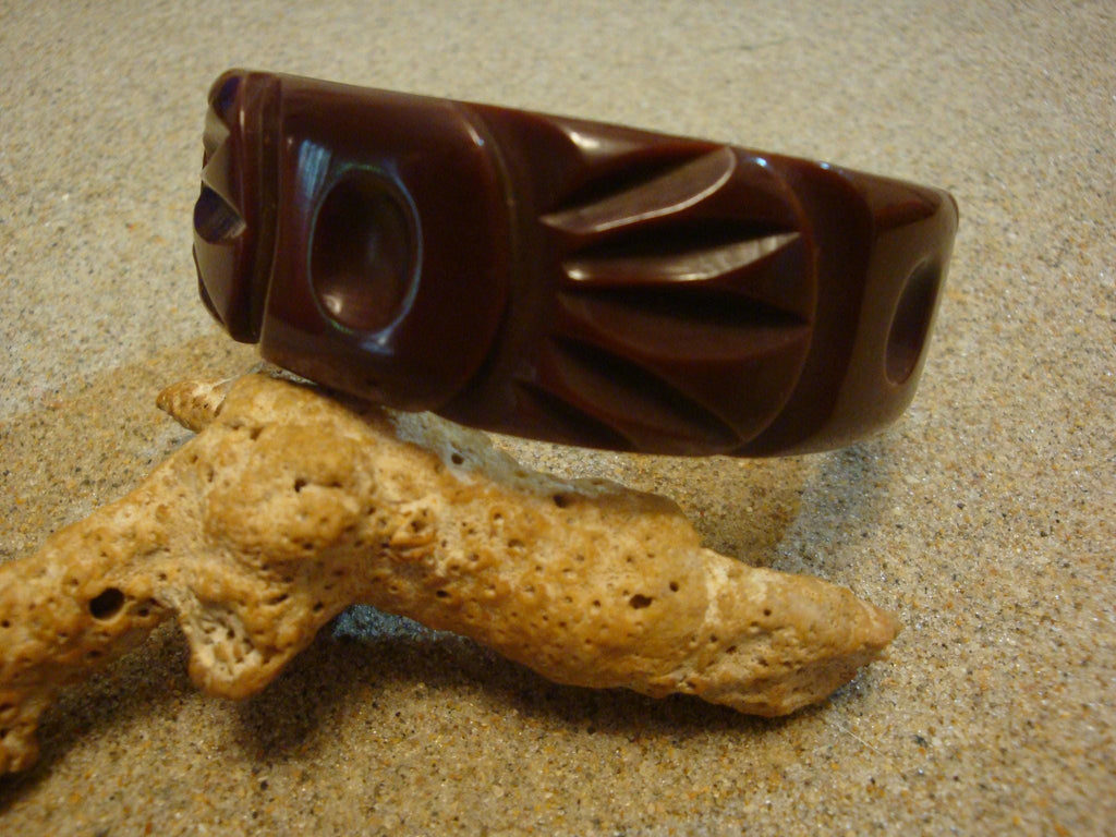 Vintage 7/8" Chocolate Brown Bakelite Bracelet! Unusual Overlapping Flower Carvings!