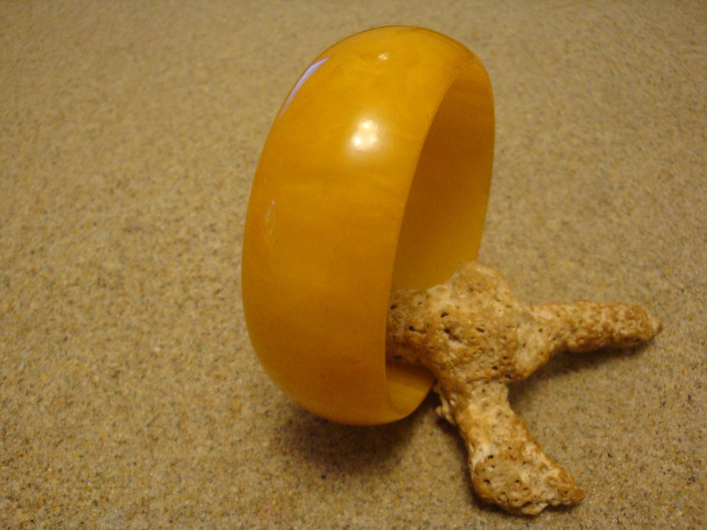 Vintage 1" Bakelite Bracelet! Semi Translucent Lemon Drop Yellow w/ Cream Marbling!
