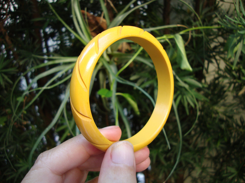 Vintage Goldenrod Bakelite Bracelet: Carved Diagonal Slashes