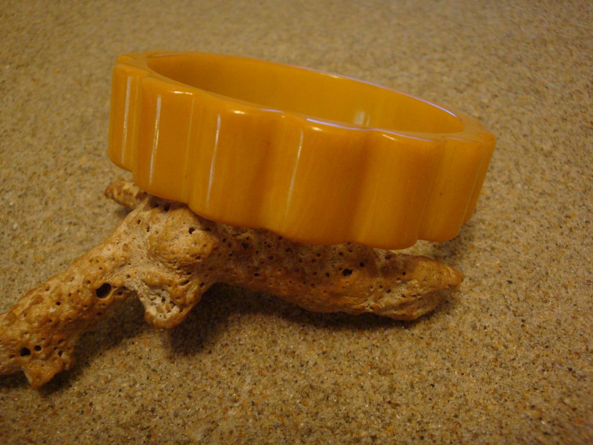 Pair of Vintage 3/4"  Green/Yellow Bakelite Bracelets; Scalloped/"Daisy" Edges!