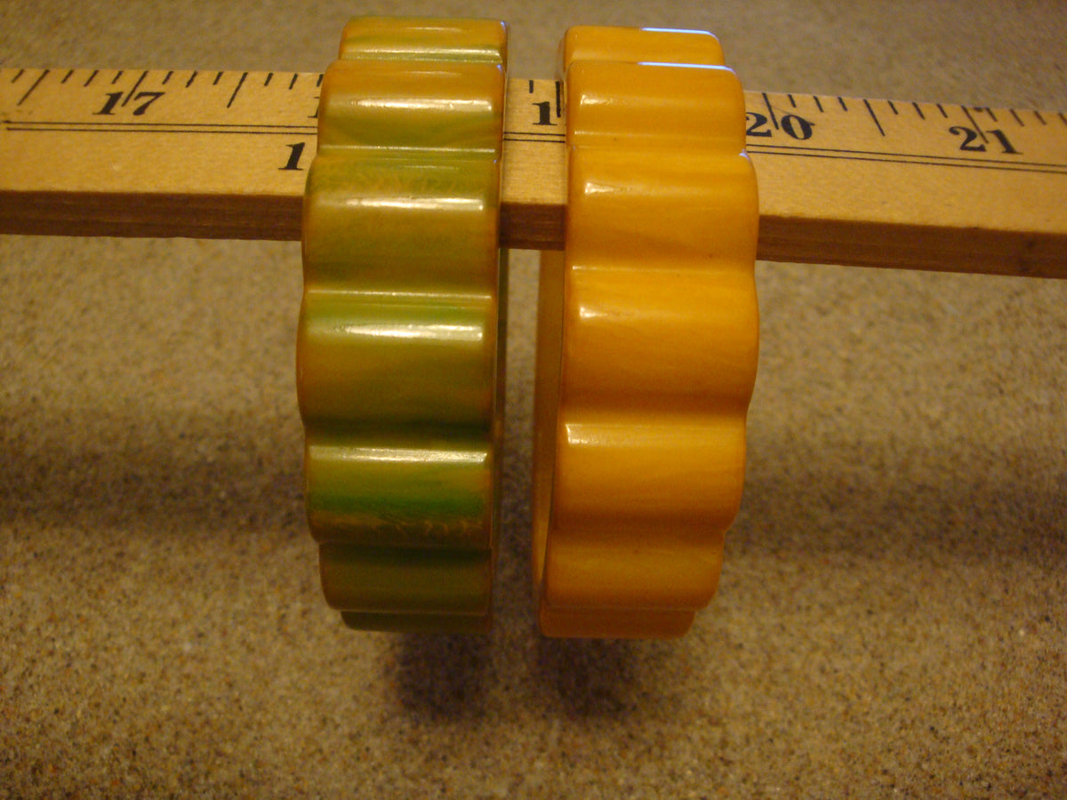 Pair of Vintage 3/4"  Green/Yellow Bakelite Bracelets; Scalloped/"Daisy" Edges!