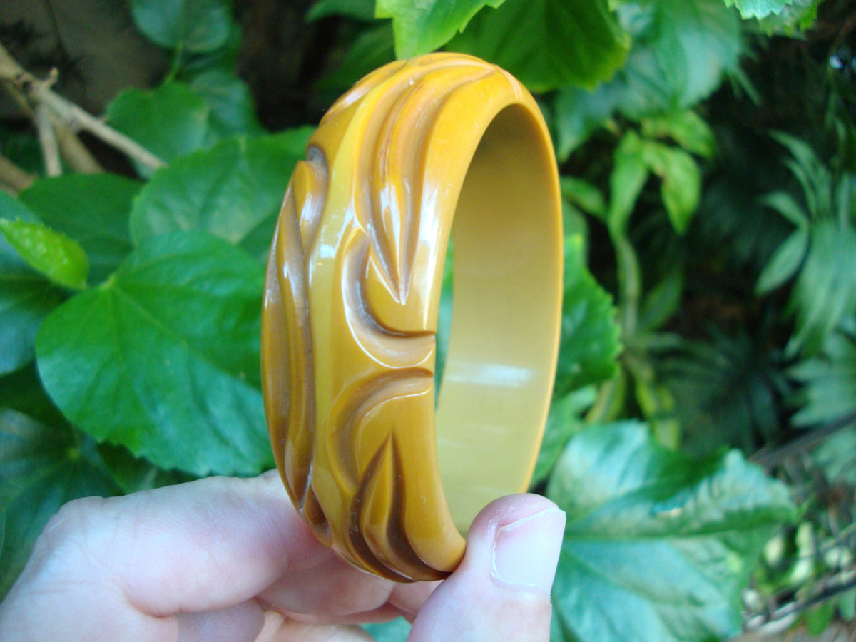 Vintage 7/8" Greenish Yellow Bakelite Bracelet! Unique Deep Abstract Carvings!