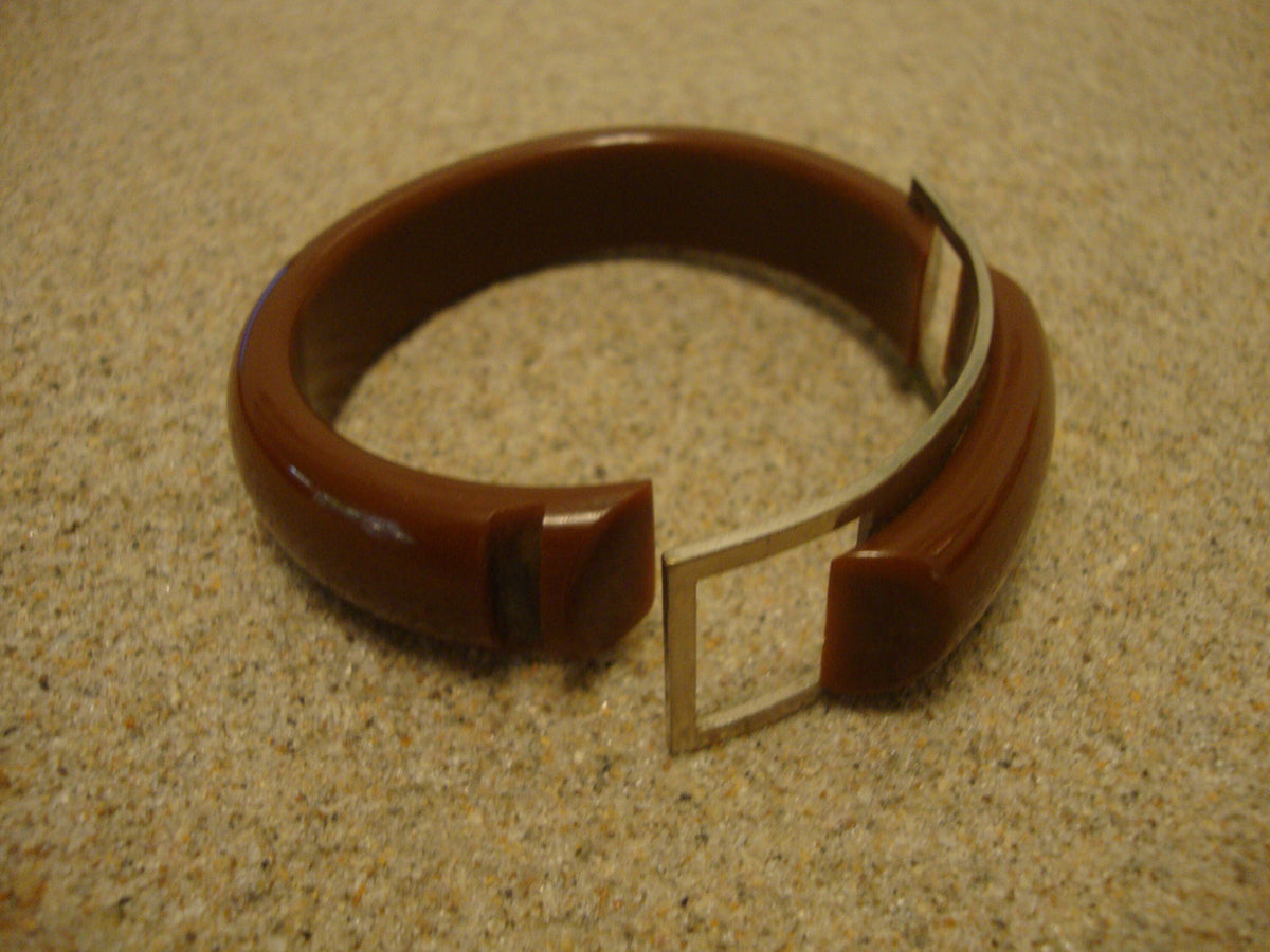 Vintage 5/8" Choco;ate Brown Bakelite Bracelet with Silvertone Buckle Clasp!