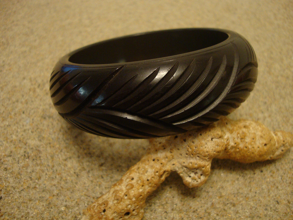Vintage Dark Green Bakelite Bracelet: Chunky Leaf Carved Bangle