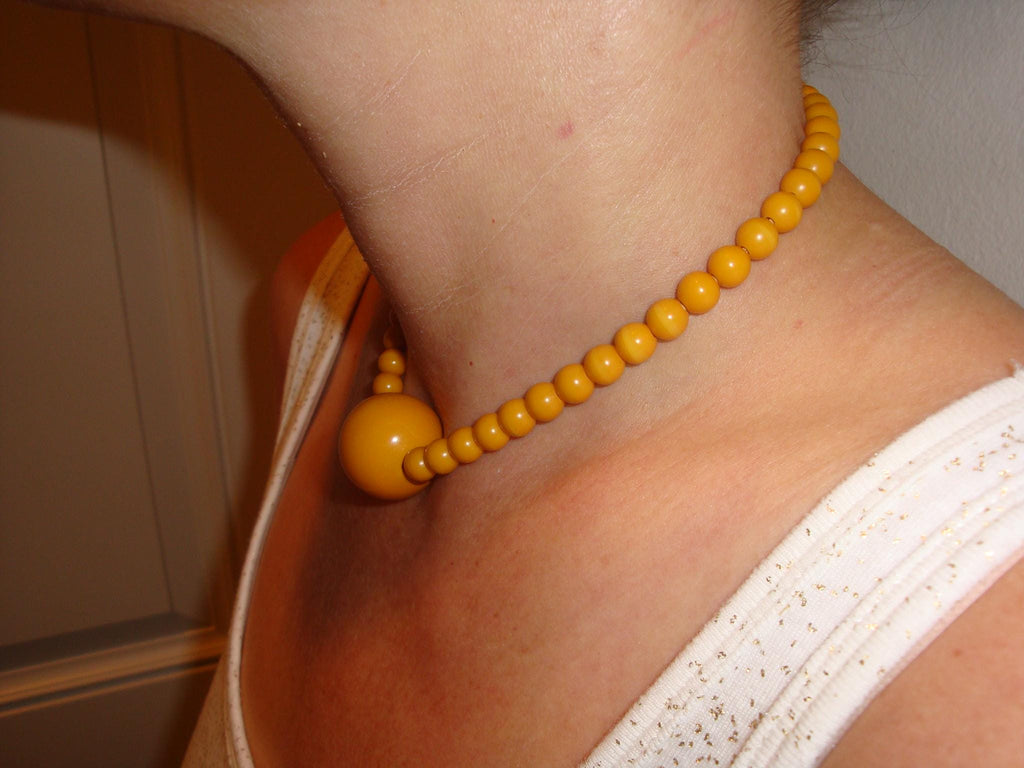 Vintage 14.5" Bakelite Canary Yellow Choker Necklace!  7/8" and 1/4" Beads!