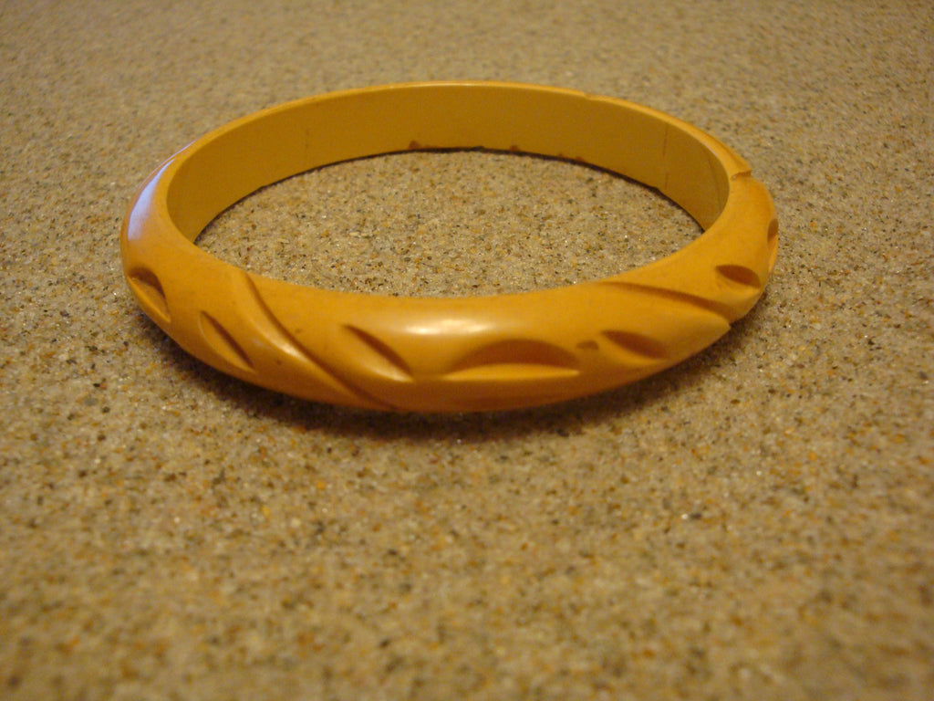 Vintage 7/16" Yellow Bakelite Bracelet! Unique Divot & Diagonal Slash Carvings!