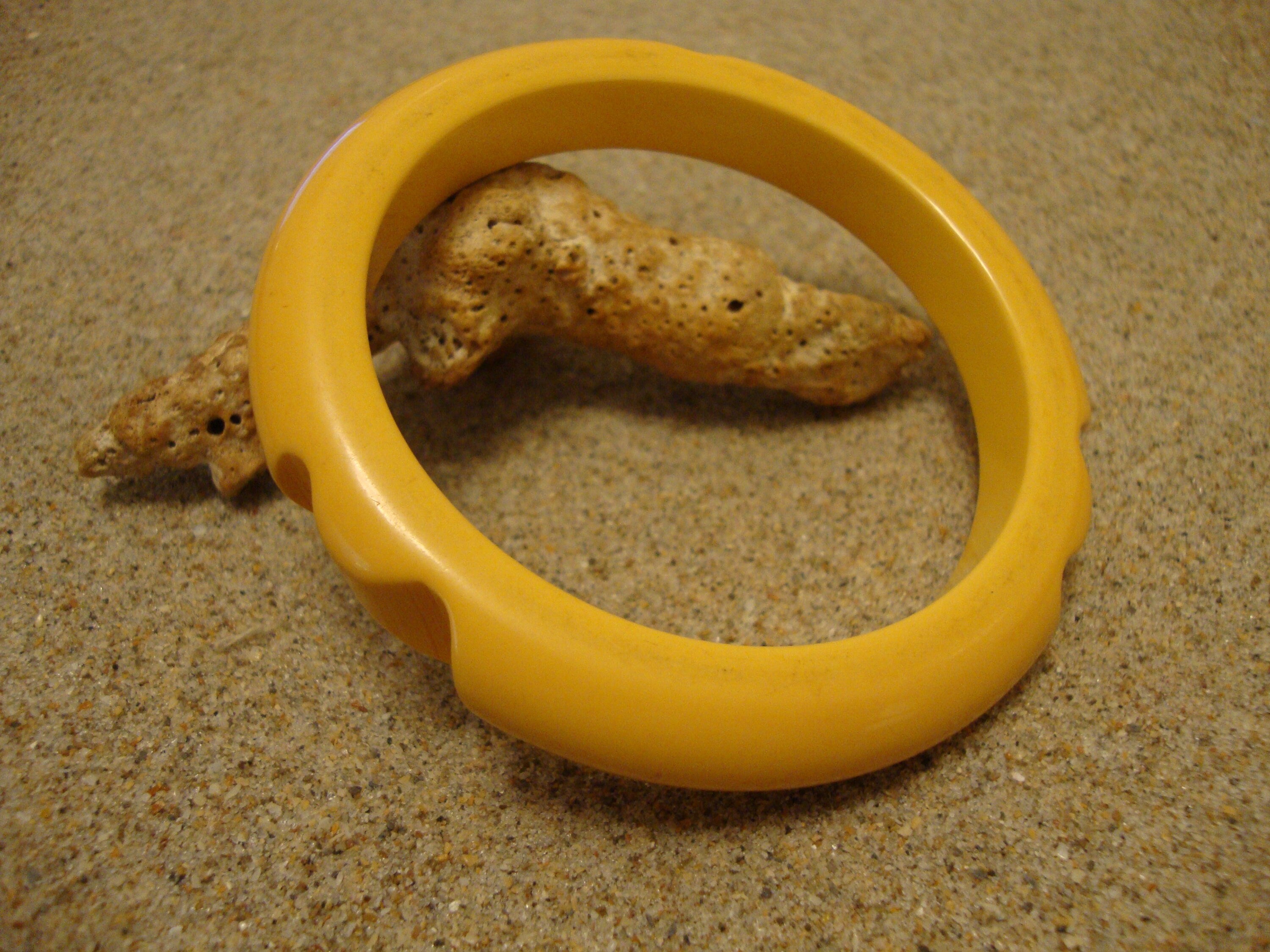 Vintage 1/2" Yellow Bakelite Bracelet! Three Pair of Deep Diagonal Slash Carvings!