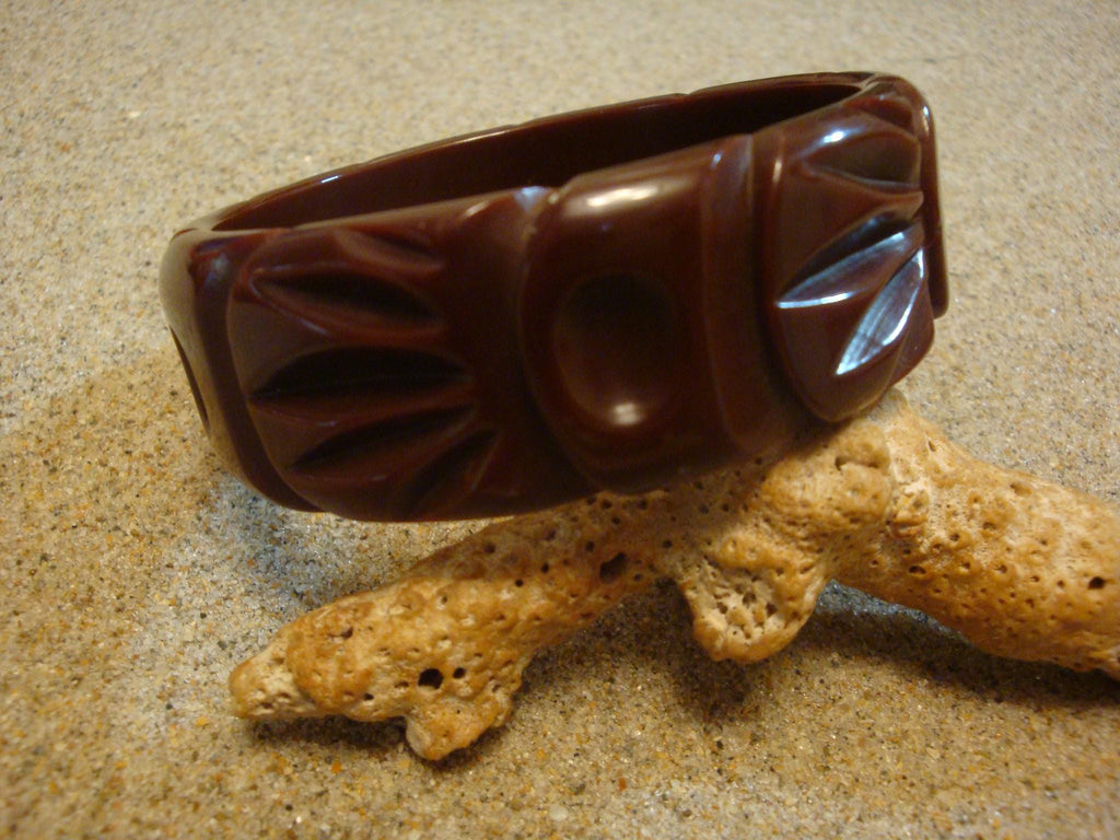 Vintage 7/8" Chocolate Brown Bakelite Bracelet! Unusual Overlapping Flower Carvings!