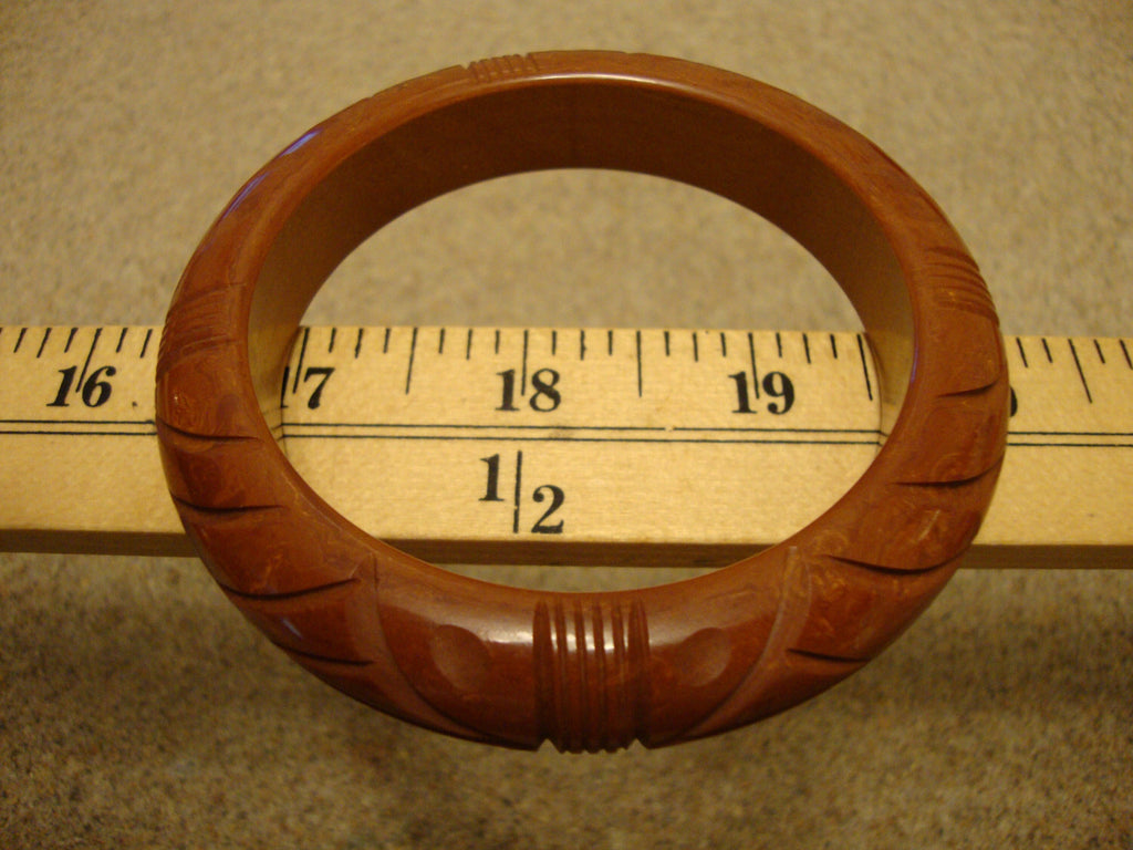 Vintage Cinnamon Bakelite Bracelet: Carved Wheat Sheaf Design
