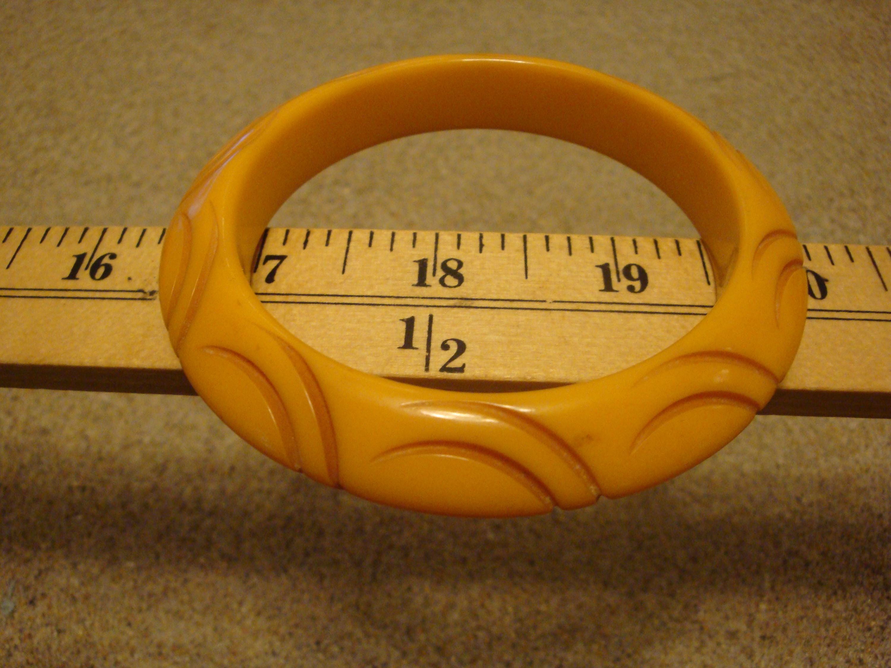 Vintage 1/2" Bakelite Yellow "Saucer" Bracelet! Unique Contoured Carved Design!