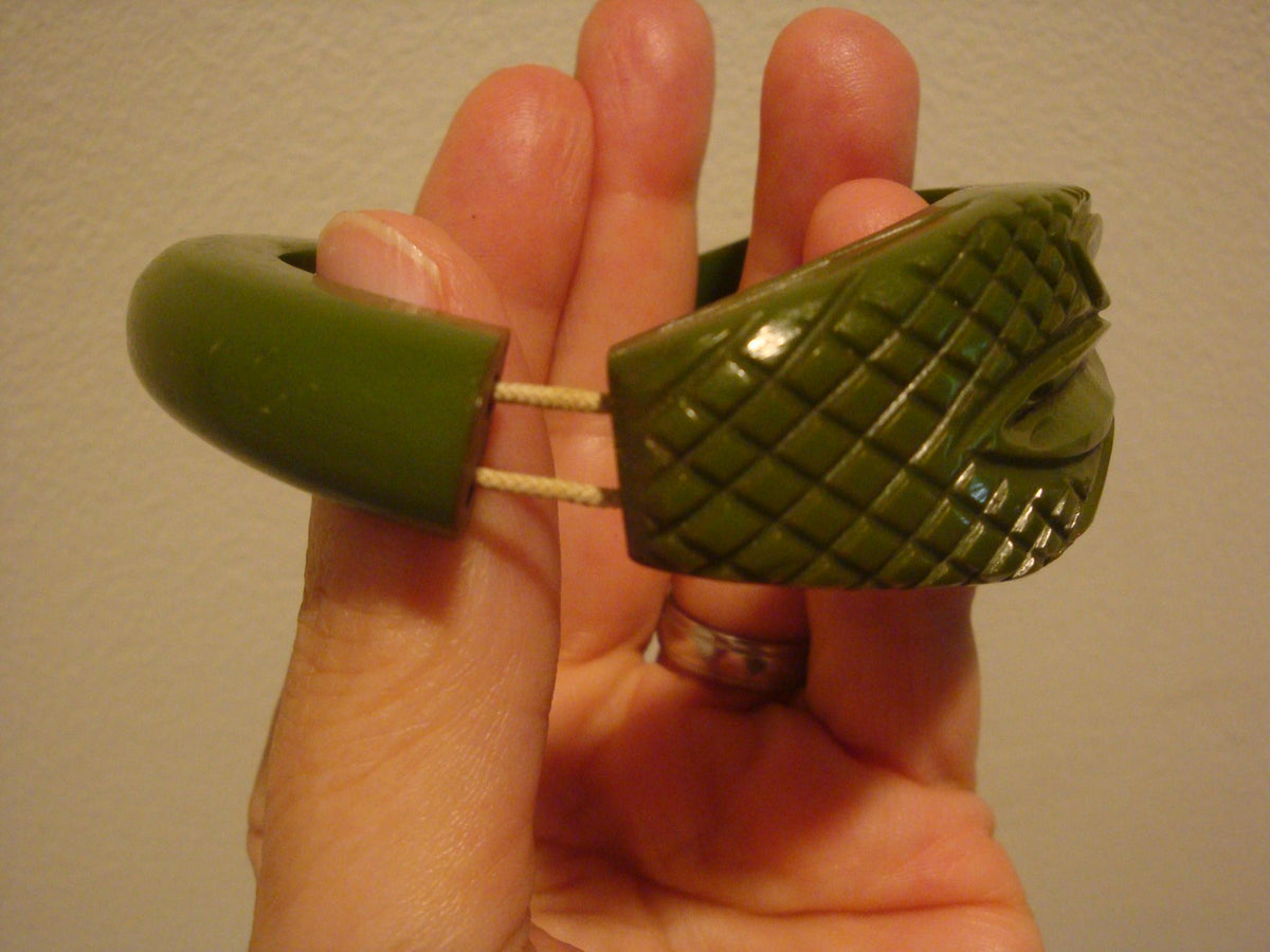 Vintage Green Bakelite Stretch Bracelet: Carved Flower Design