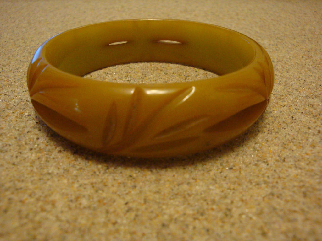 Vintage 3/4" Chartreuse Bakelite Bracelet! Open Work Flower Inspired Carvings!