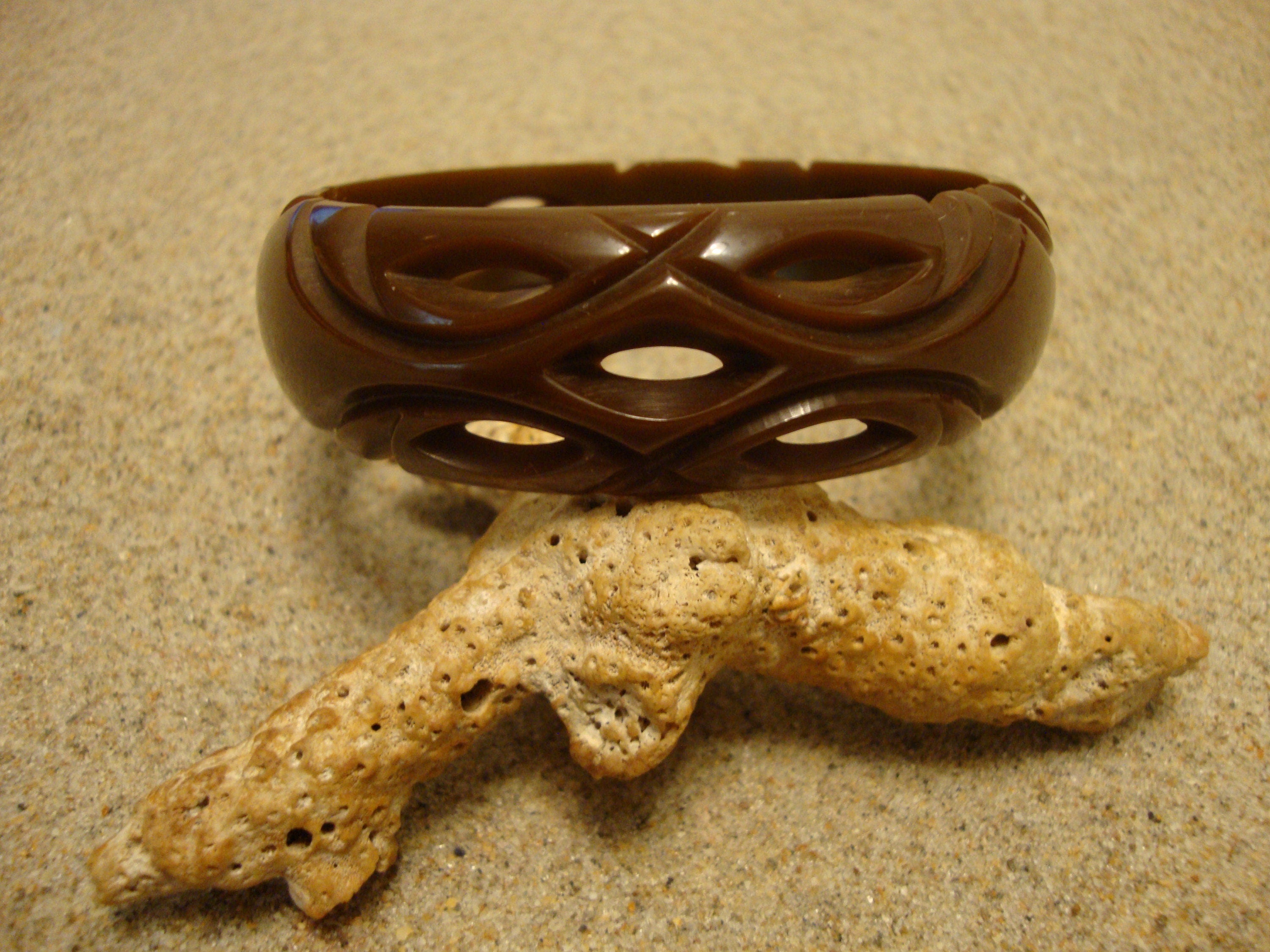 Vintage 7/8" Chocolate Brown Bakelite Bracelet! Geometric Open Work Carvings!