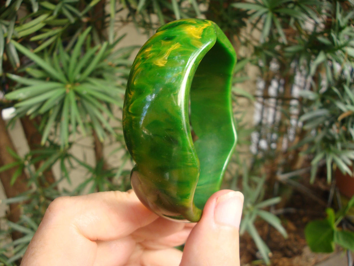 Vintage 7/8" Bakelite Bracelet! Green w/ Yellow Marbling; Scalloped Edges!