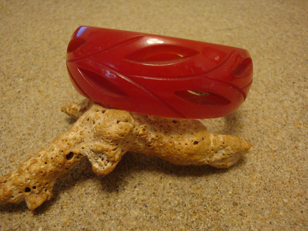 Vintage 1" Dark Cherry Red Bakelite Bracelet! Open Work Vine & Leaf Carvings!