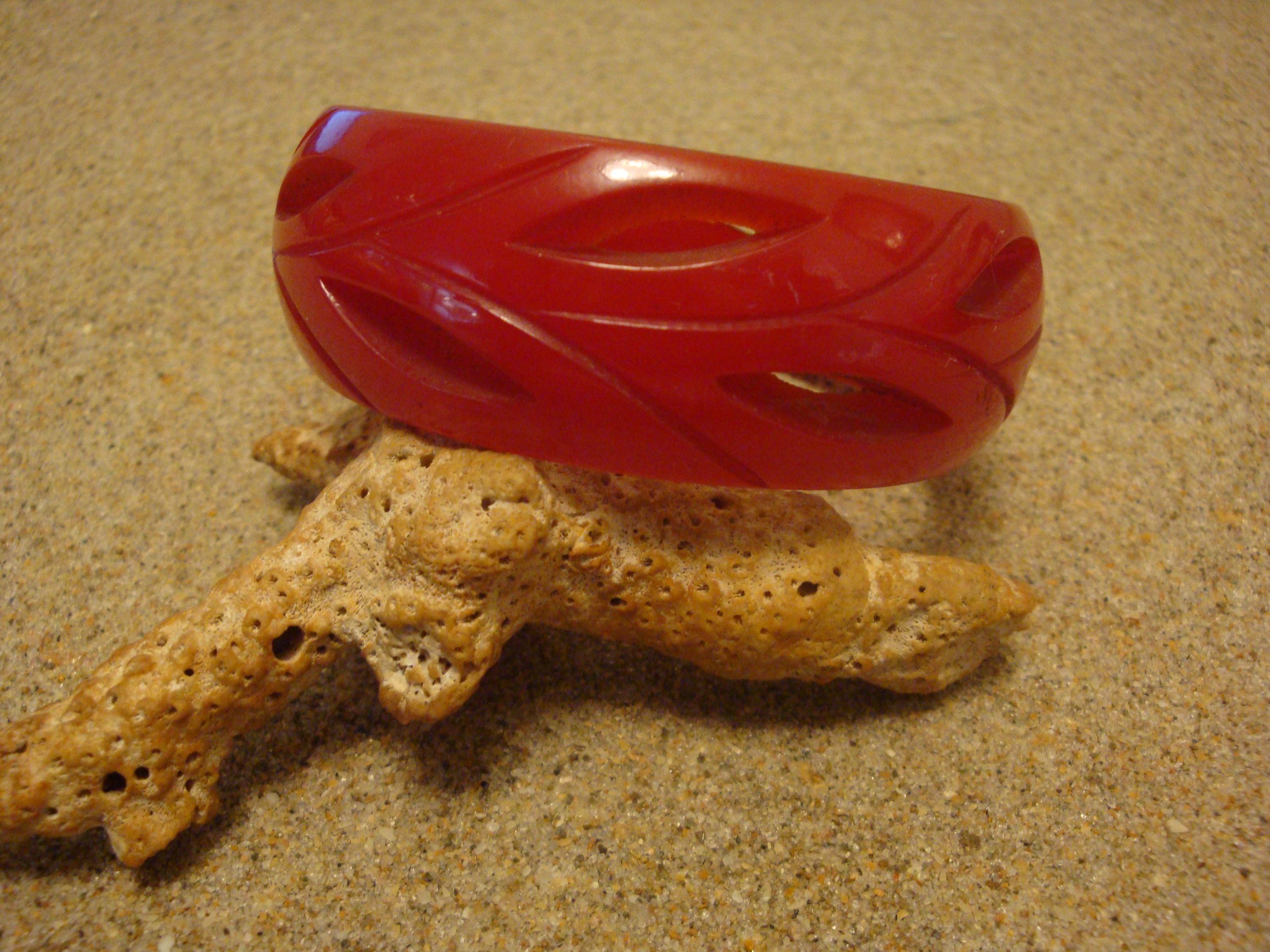 Vintage 1" Dark Cherry Red Bakelite Bracelet! Open Work Vine & Leaf Carvings!