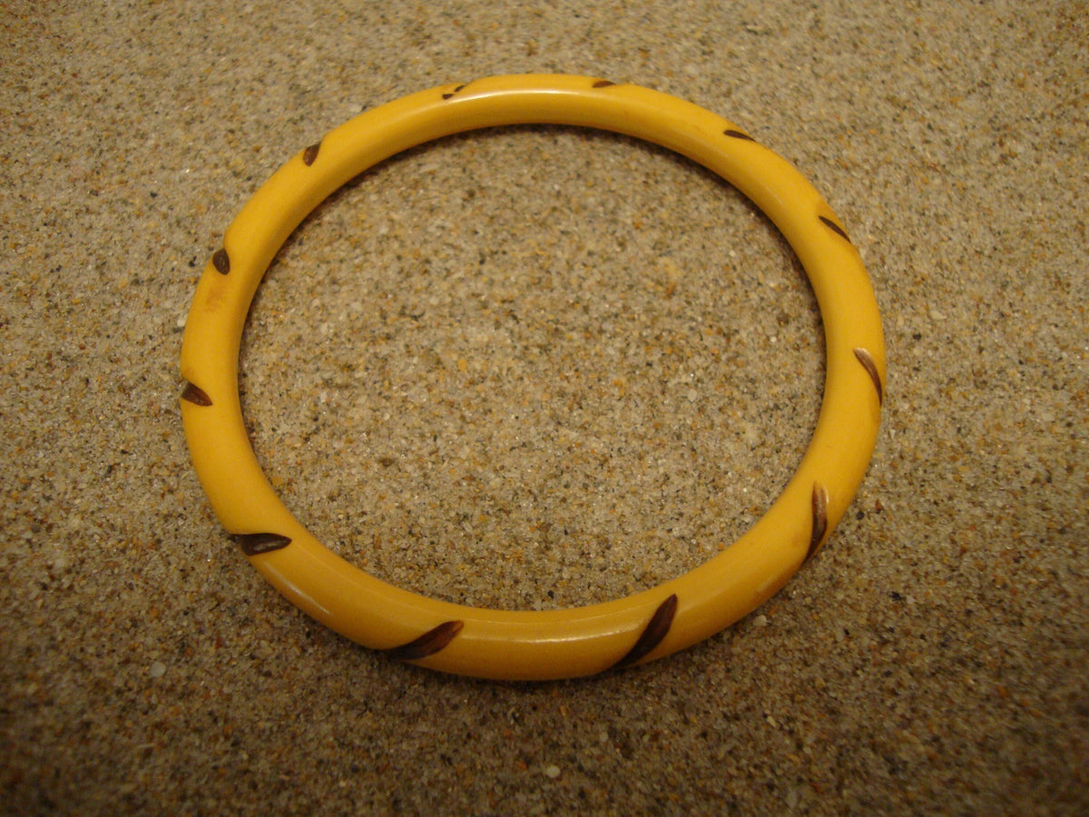 Vintage Yellow Bakelite Bracelet: Carved Twisted Rope Design