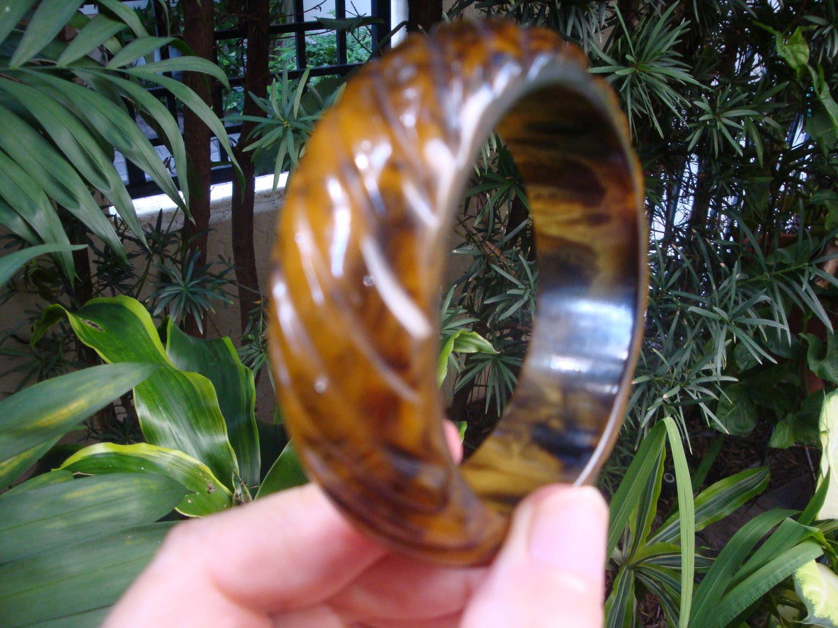 Vintage Marbled Butterscotch/Cream/Black Bakelite Bracelet! Diagonal Carvings!