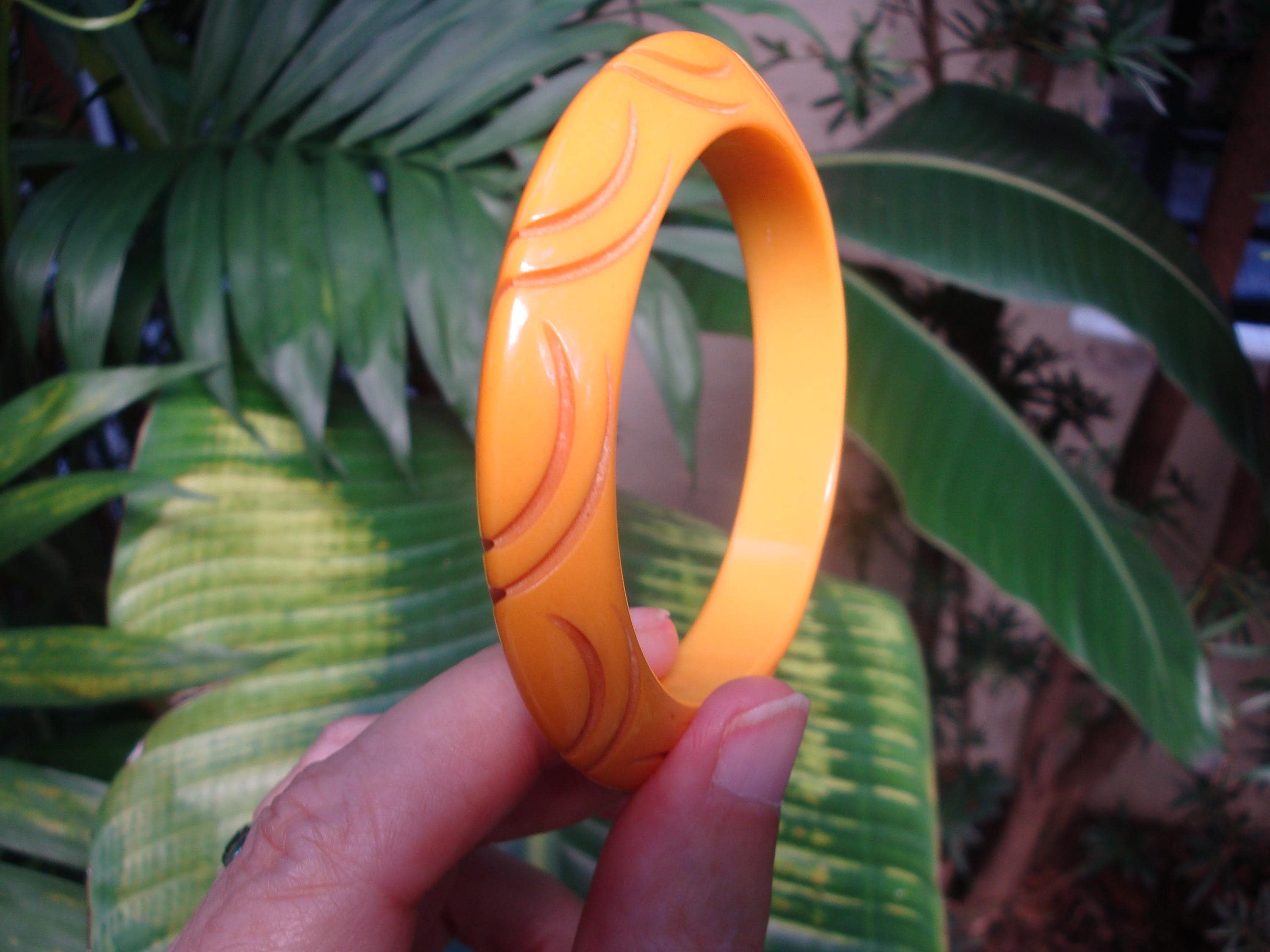 Vintage 1/2" Bakelite Yellow "Saucer" Bracelet! Unique Contoured Carved Design!