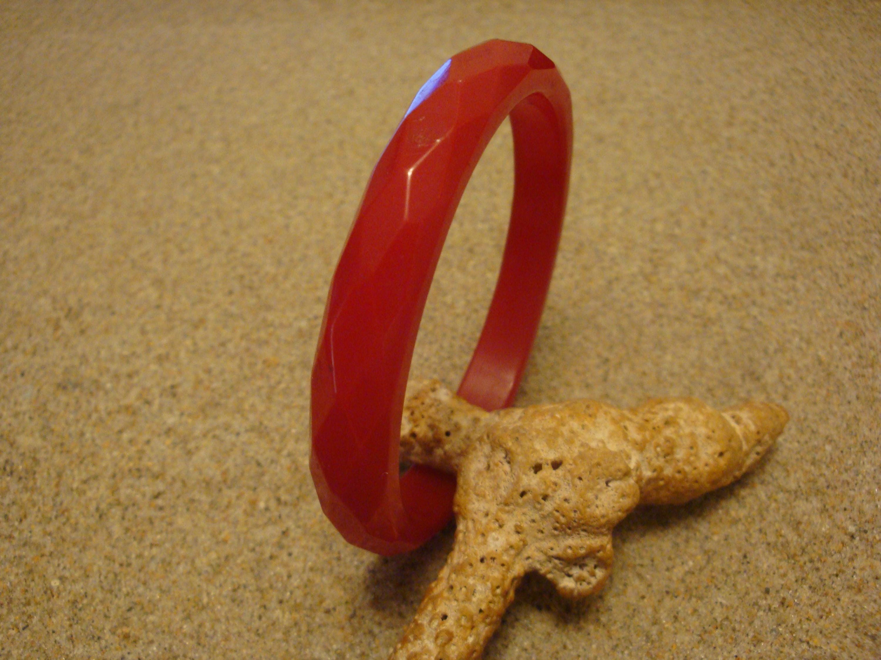 Vintage 1/2" Cherry Red Bakelite Bracelet!  Diamond & Pentagon Shaped Facets!
