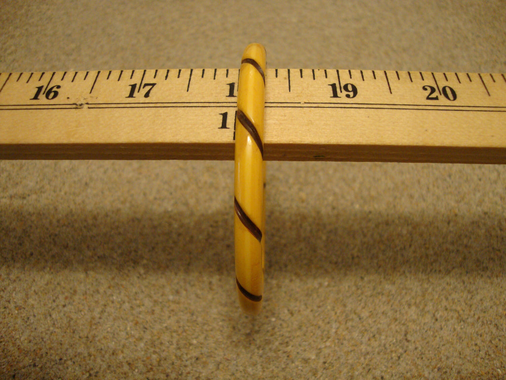 Vintage Yellow Bakelite Bracelet: Carved Twisted Rope Design