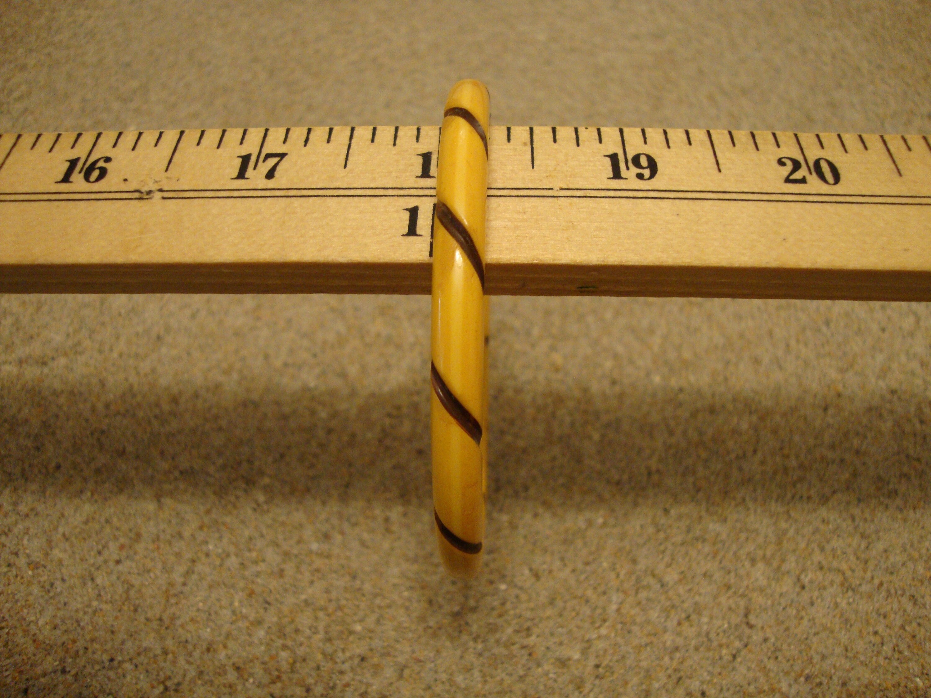 Vintage Yellow Bakelite Bracelet: Carved Twisted Rope Design