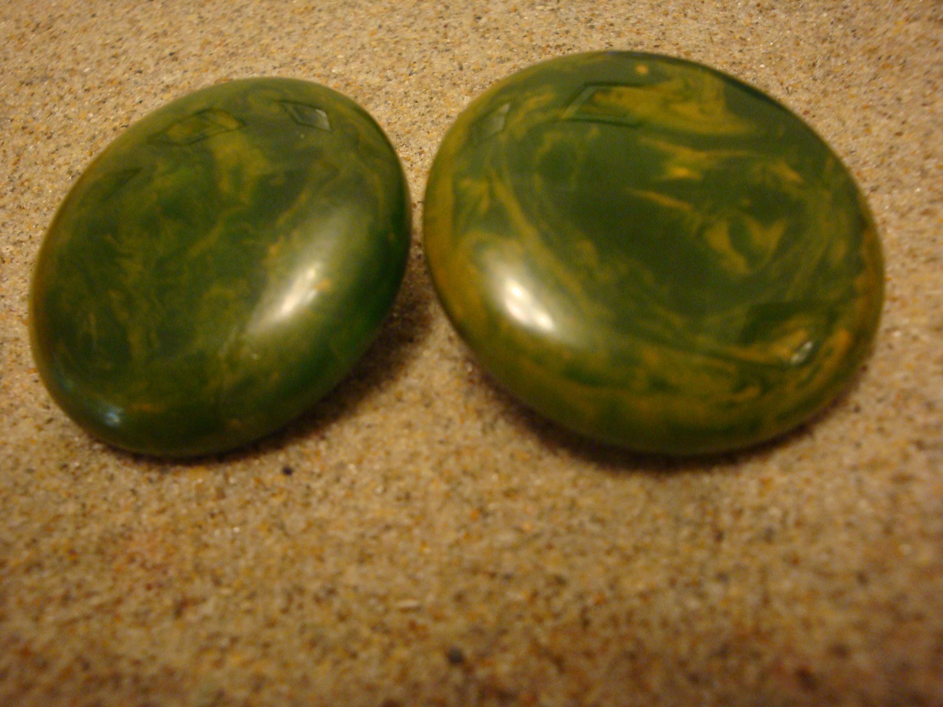 Vintage 1 1/2" Bakelite Clip Back Earrings; Emerald Green w/ Gold Marbling!