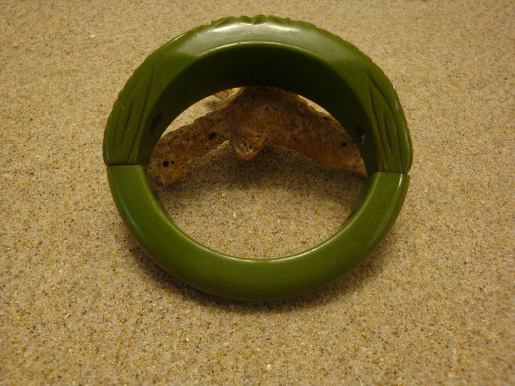 Vintage Green Bakelite Stretch Bracelet: Carved Flower Design