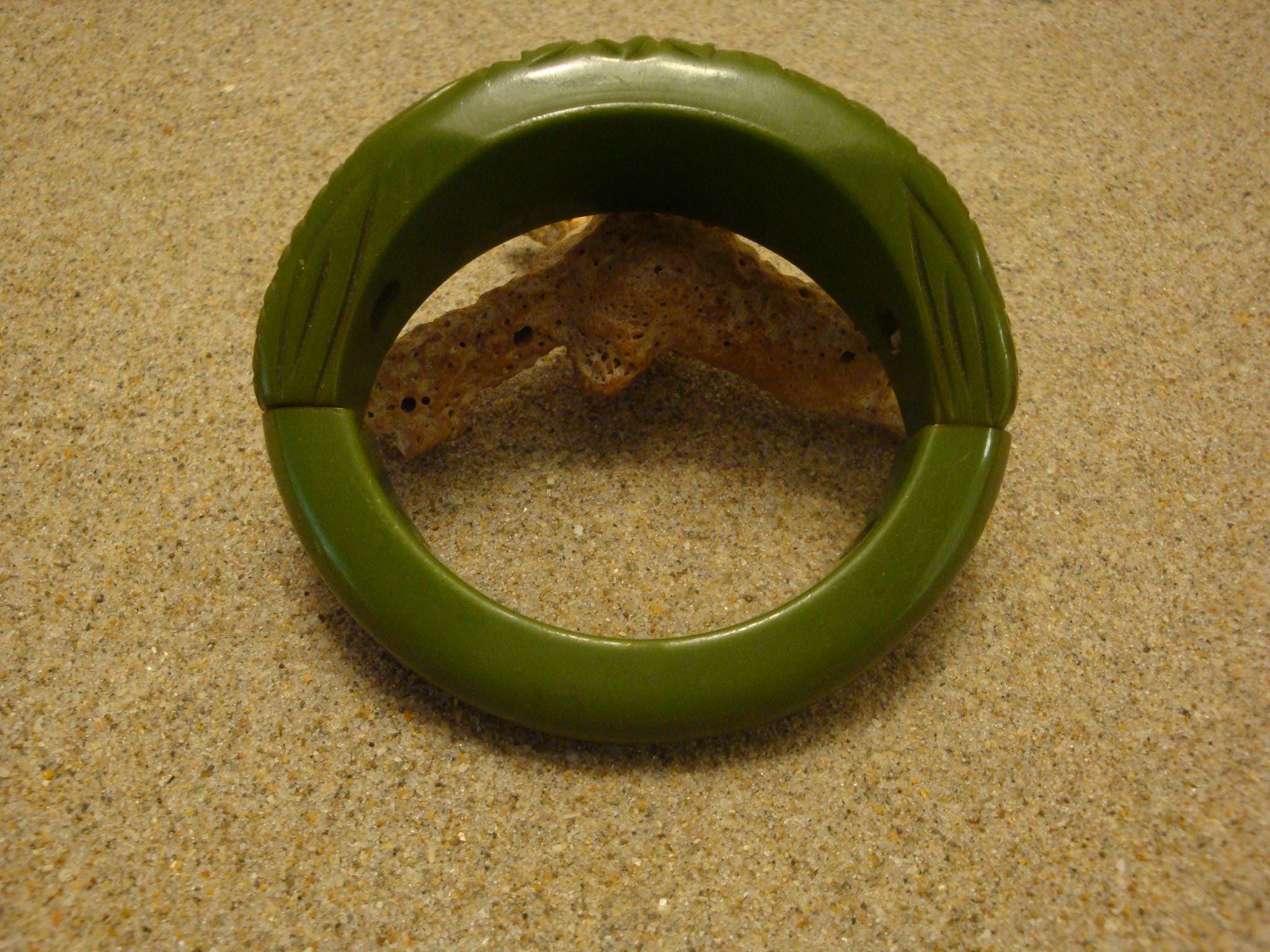Vintage Green Bakelite Stretch Bracelet: Carved Flower Design