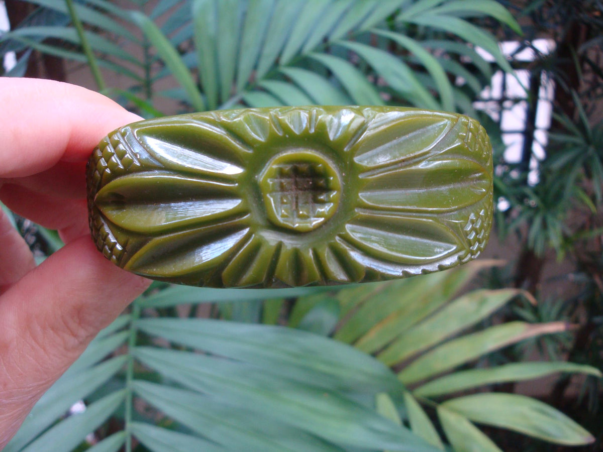 Vintage Green Bakelite Stretch Bracelet: Carved Flower Design