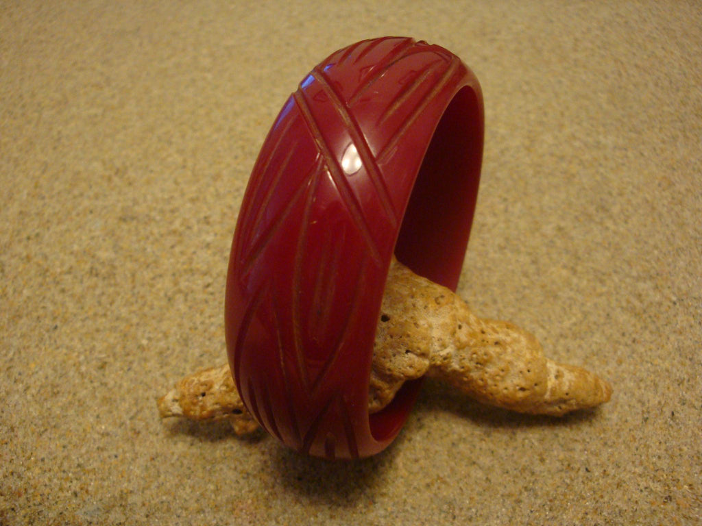 Vintage 7/8" Semi Translucent Ruby Red Bakelite Bracelet! Abstract Leaf Carvings!