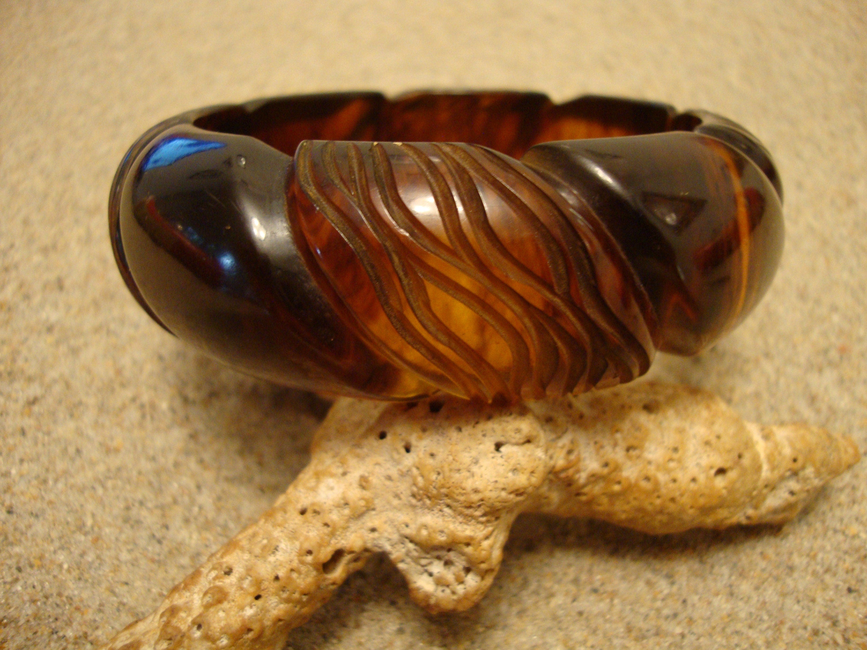 Vintage 1" Marbled Copper/Rust Bakelite Bracelet! Diagonal & Contoured Carvings!