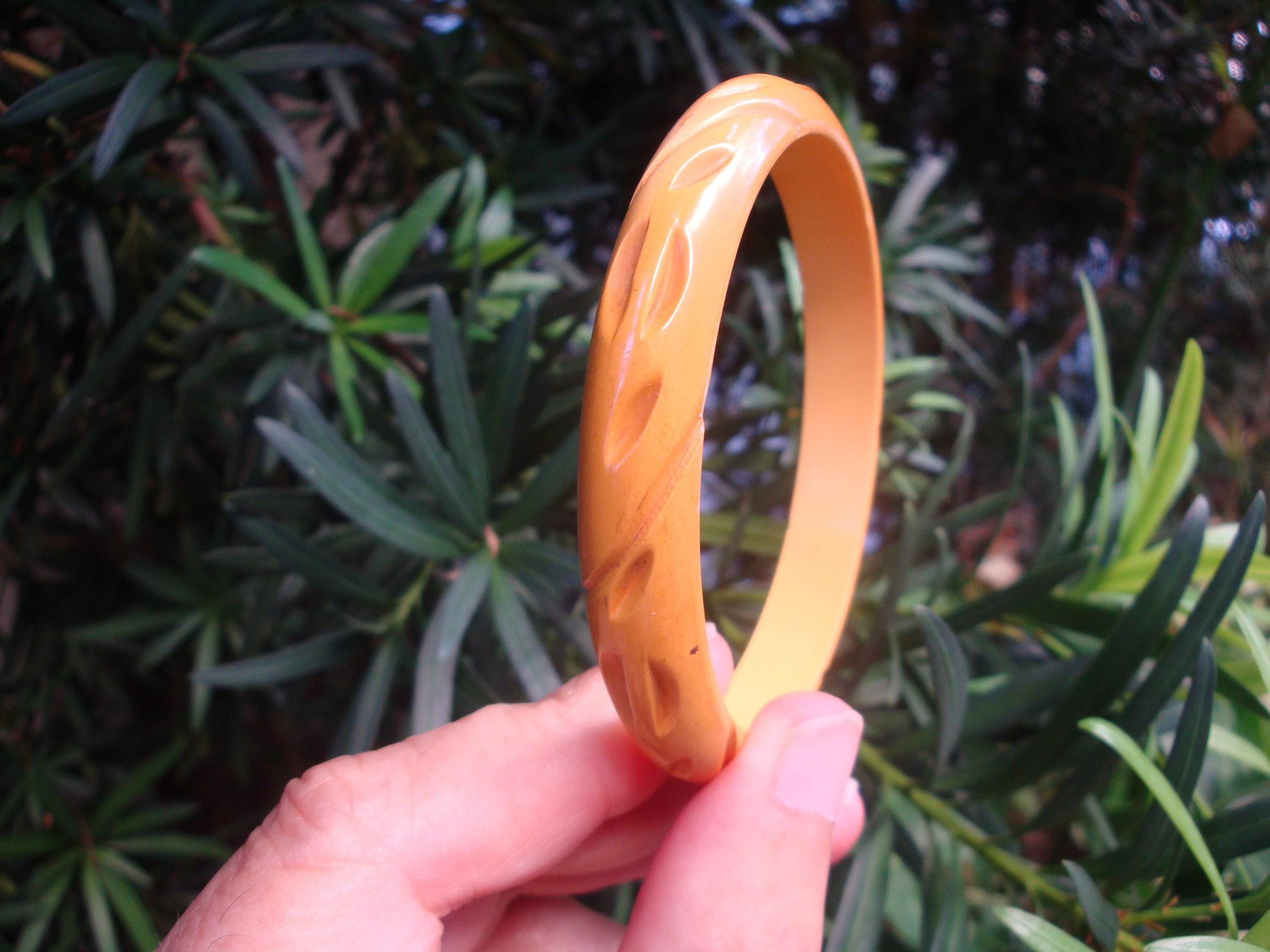 Vintage 7/16" Yellow Bakelite Bracelet! Unique Divot & Diagonal Slash Carvings!