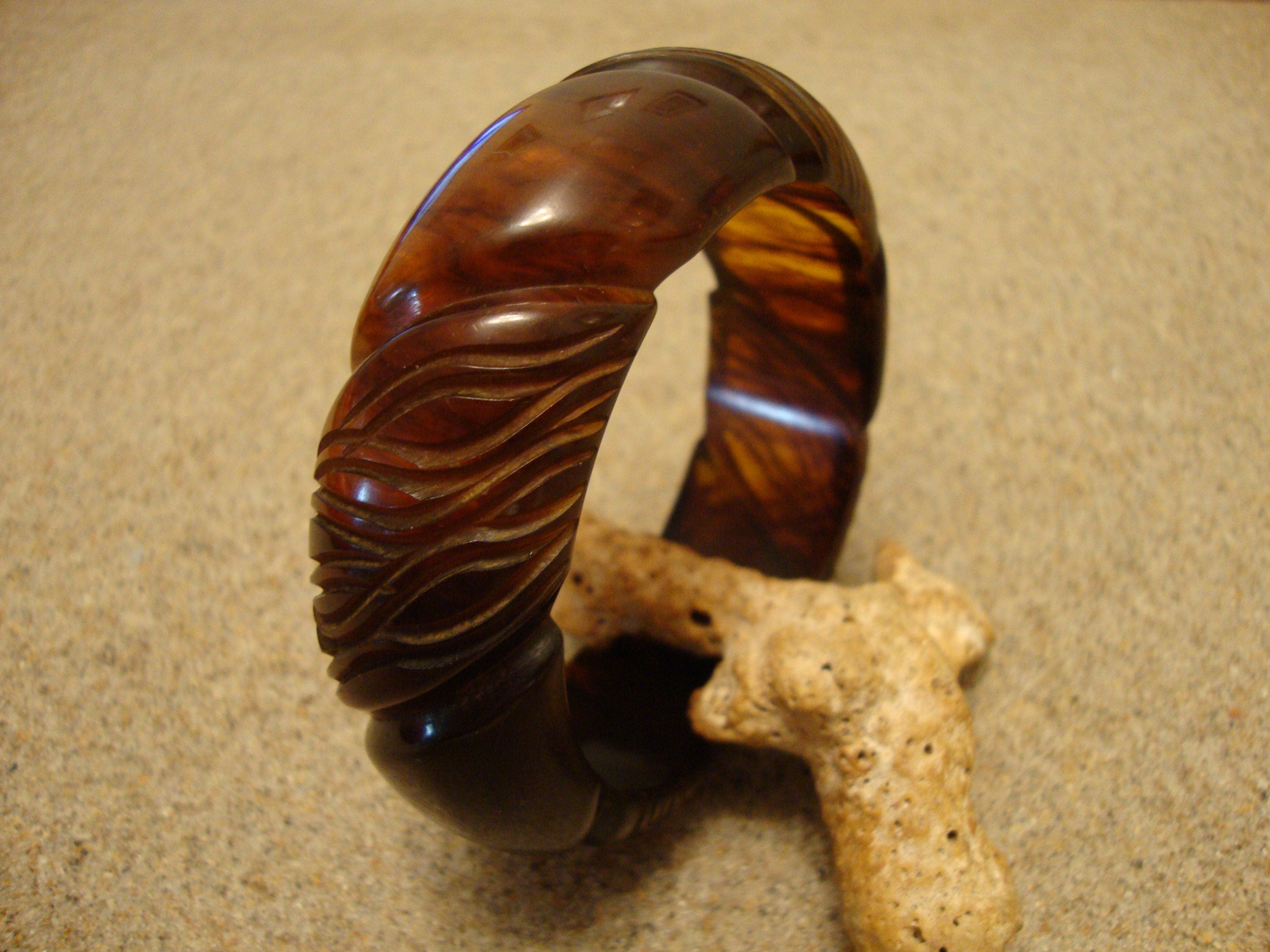 Vintage 1" Marbled Copper/Rust Bakelite Bracelet! Diagonal & Contoured Carvings!
