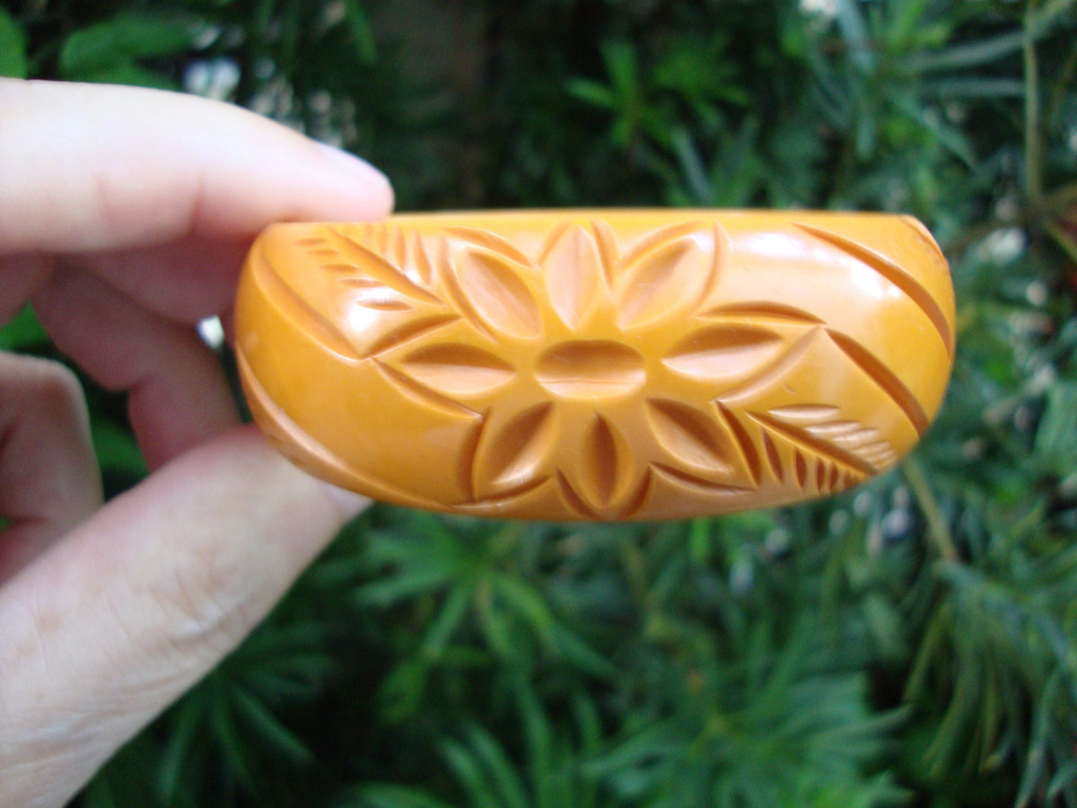 Vintage 1" Goldenrod Bakelite Bracelet! Unique Flower & Leaf Carved Design!