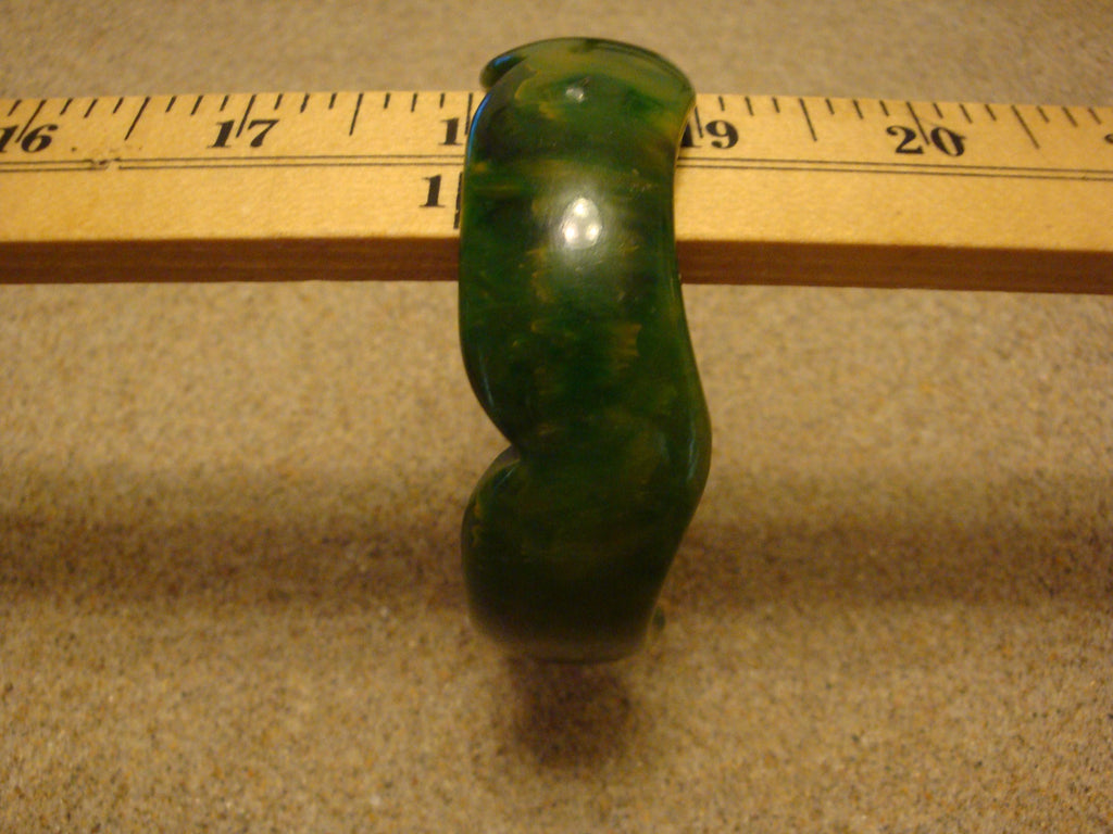 Vintage 7/8" Bakelite Bracelet! Green w/ Yellow Marbling; Scalloped Edges!