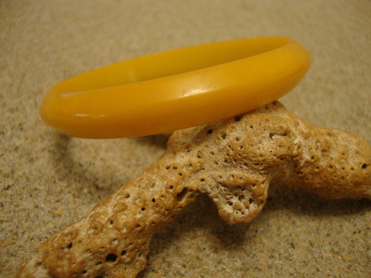Vintage Lemon Yellow Bakelite Bracelet: Flying Saucer Bangle