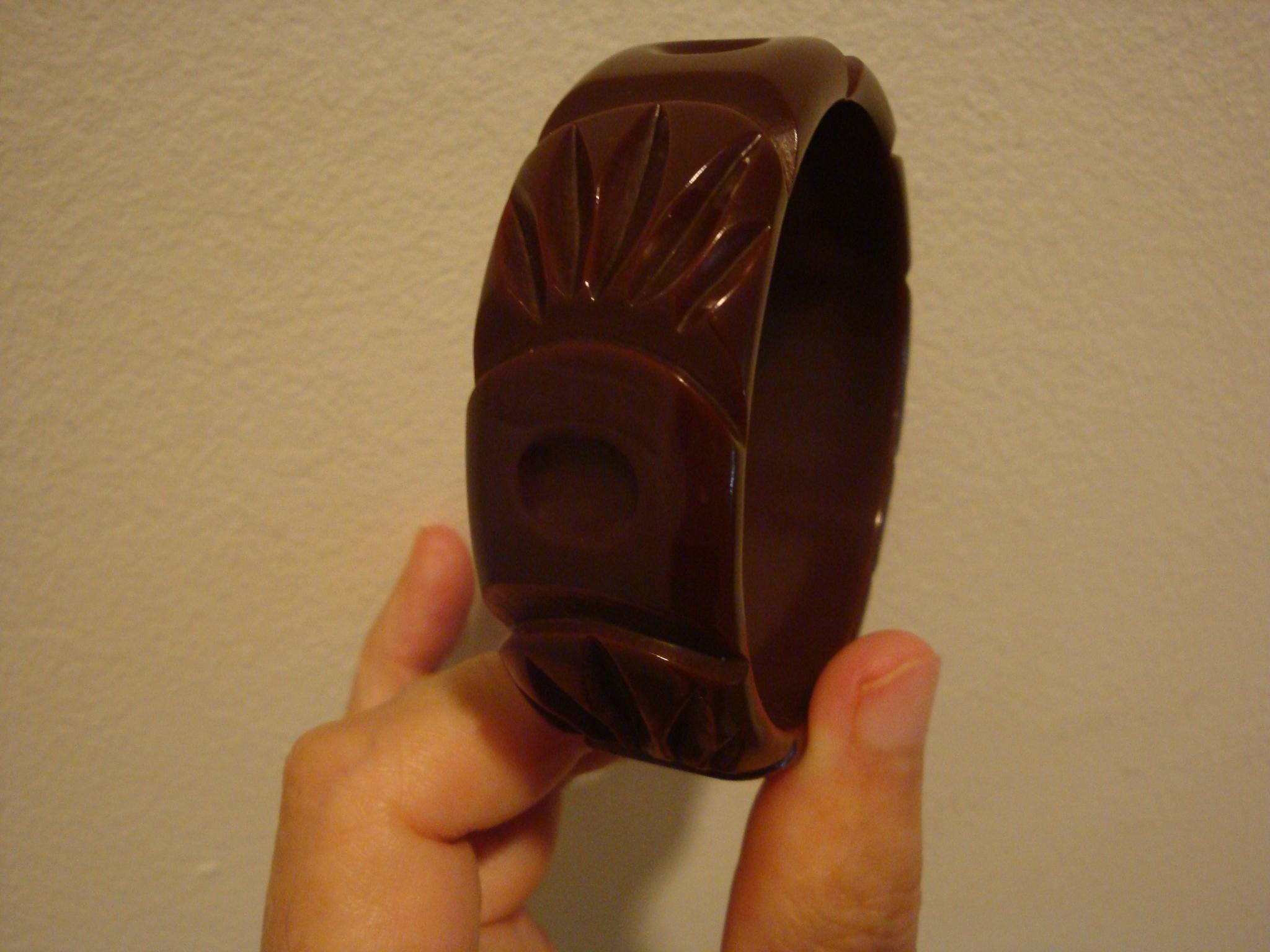 Vintage 7/8" Chocolate Brown Bakelite Bracelet! Unusual Overlapping Flower Carvings!