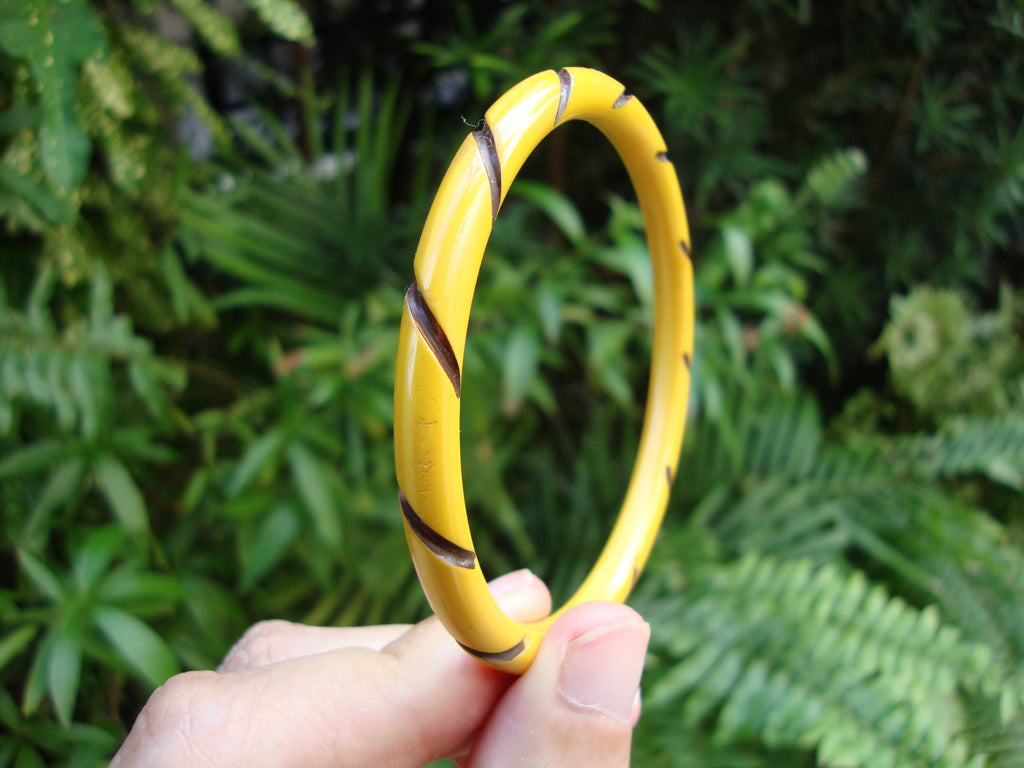 Vintage Yellow Bakelite Bracelet: Carved Twisted Rope Design