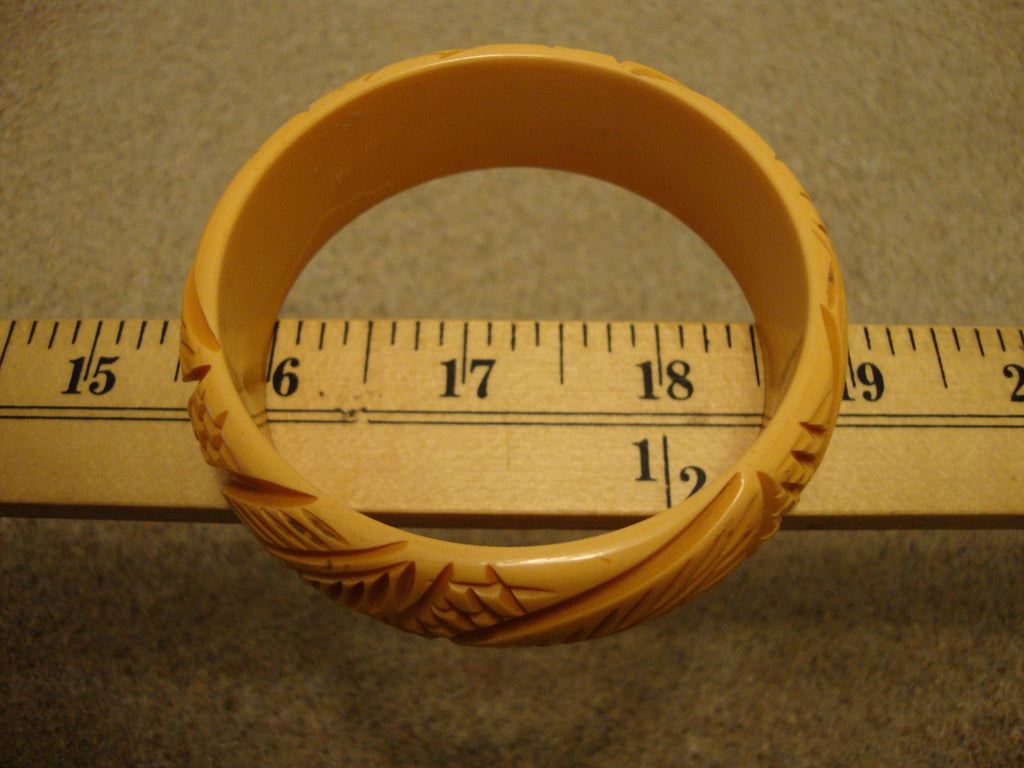 Vintage 7/8" Goldenrod Bakelite Bracelet! Diagonal Crosshatch & Leaf Carvings!